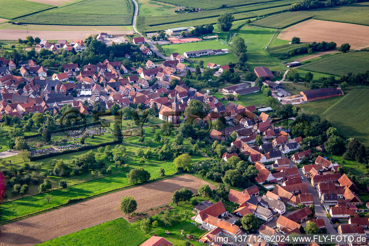 Vue aérienne de Du nord-ouest à Hunspach dans le département Bas Rhin, France