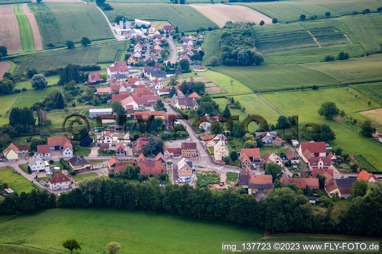 Vue aérienne de De l'ouest à Crœttwiller dans le département Bas Rhin, France