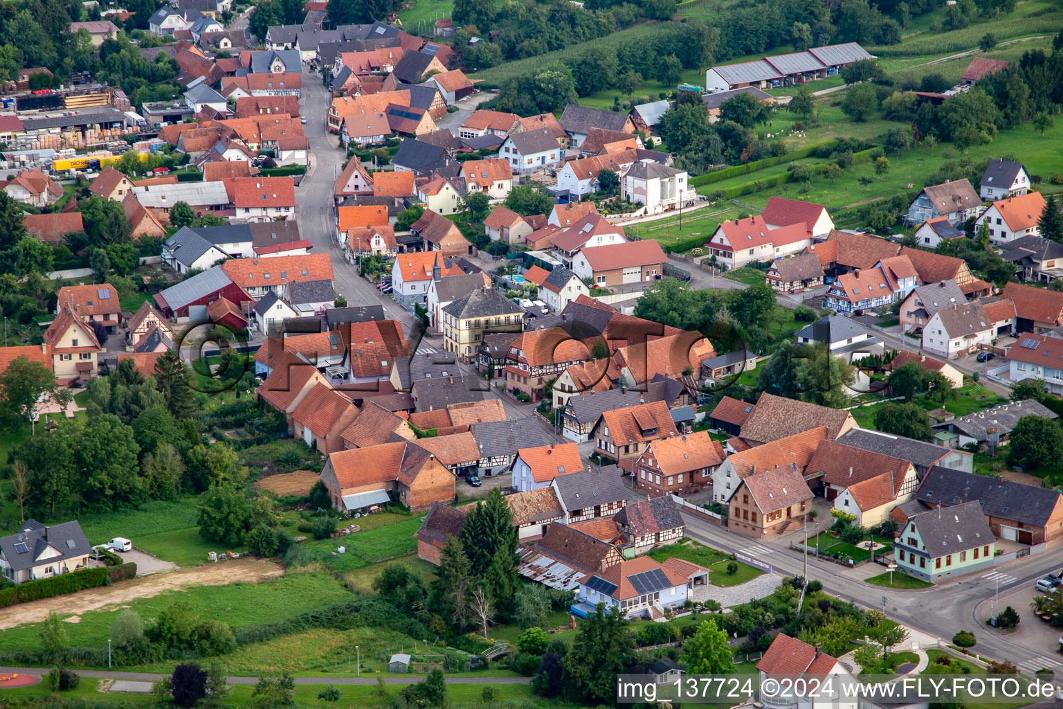 Vue aérienne de Rue Principale depuis l'est à Trimbach dans le département Bas Rhin, France