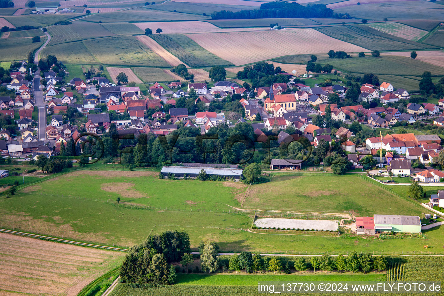 Vue aérienne de Du nord à Oberlauterbach dans le département Bas Rhin, France