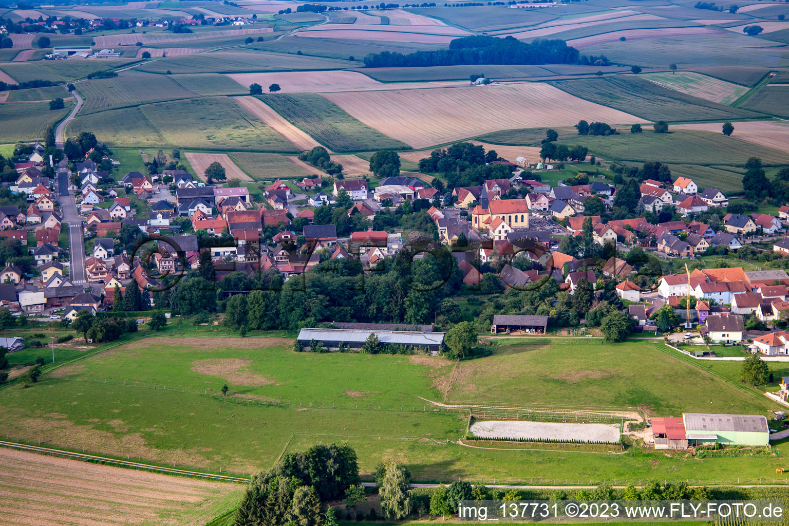 Vue aérienne de Du nord à Oberlauterbach dans le département Bas Rhin, France