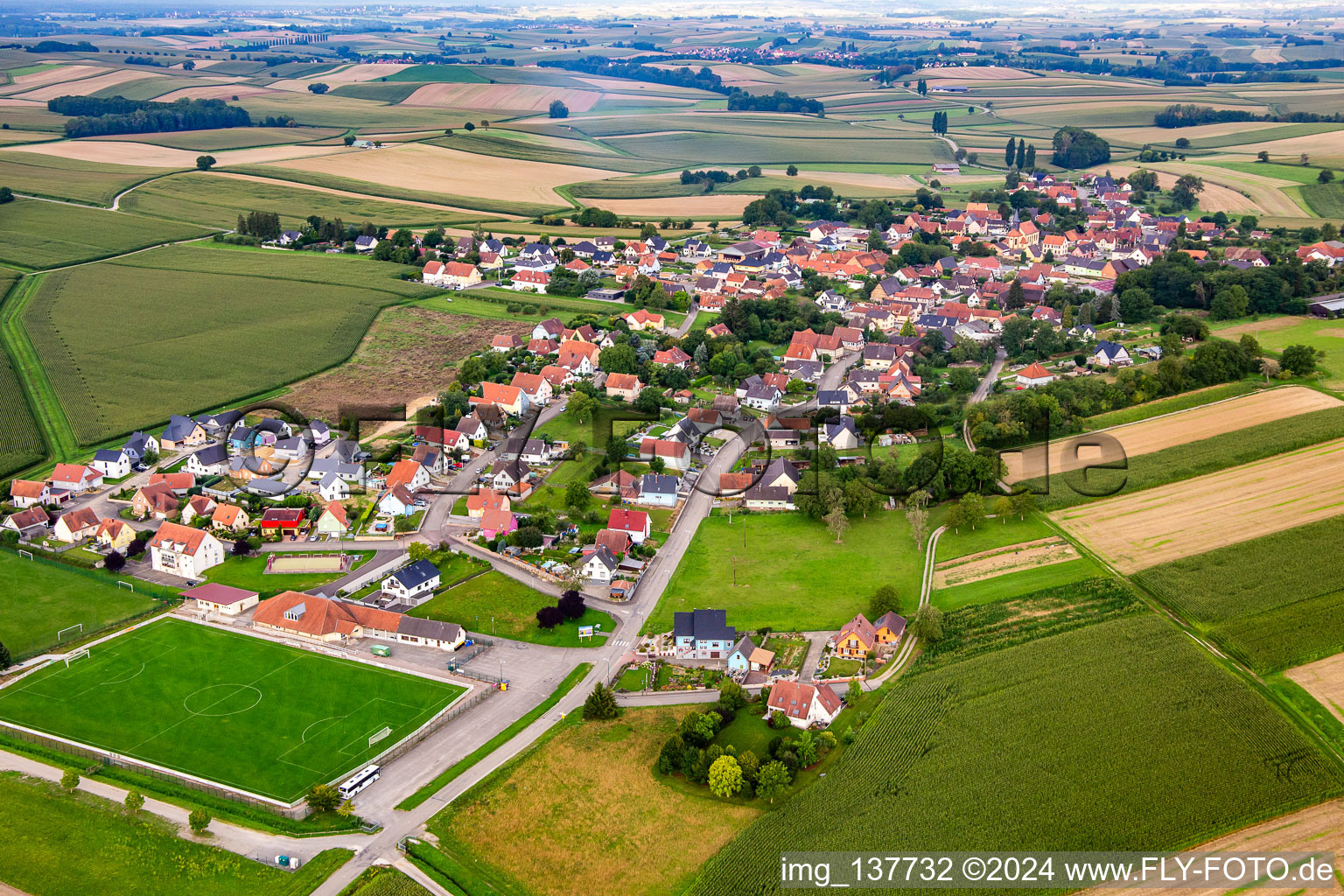 Vue aérienne de De l'est à Oberlauterbach dans le département Bas Rhin, France