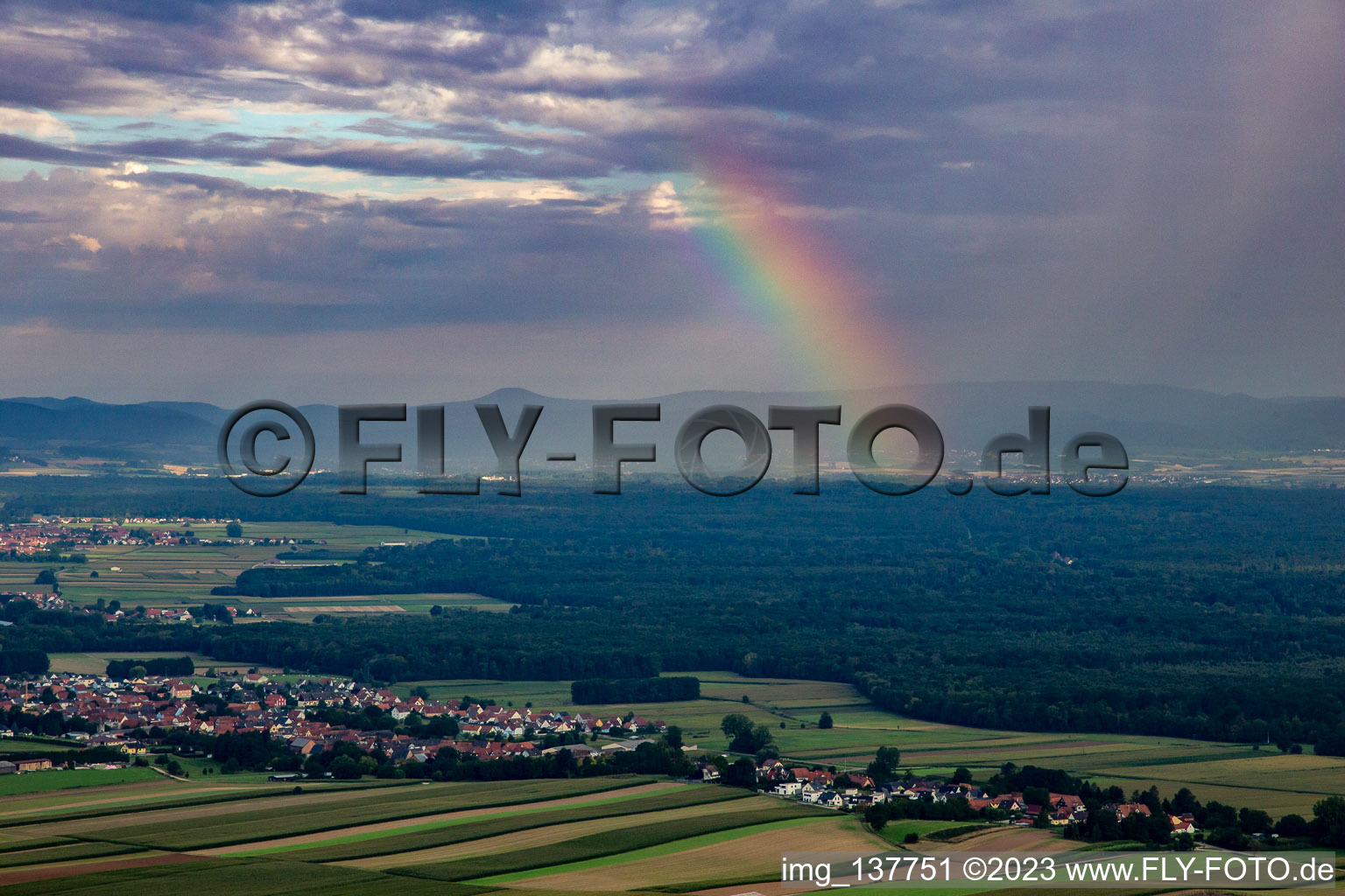 Vue aérienne de Arc-en-ciel sur le Bienwald à Niederlauterbach dans le département Bas Rhin, France