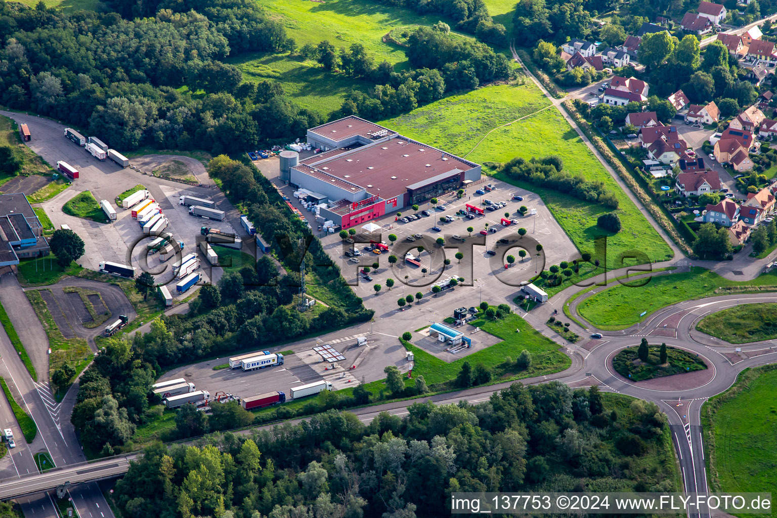 Vue aérienne de Marché à Scheibenhard dans le département Bas Rhin, France