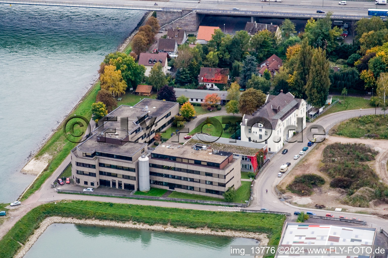 Vue aérienne de Port du Rhin à le quartier Maximiliansau in Wörth am Rhein dans le département Rhénanie-Palatinat, Allemagne