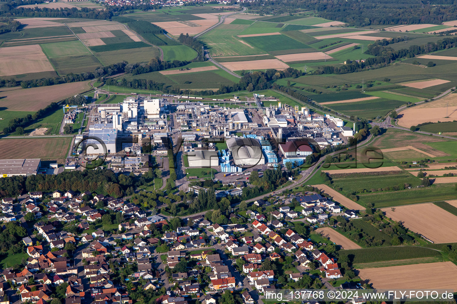 Vue aérienne de Dow MF Production GmbH & Co. Ohg et centre logistique UHU à le quartier Greffern in Rheinmünster dans le département Bade-Wurtemberg, Allemagne