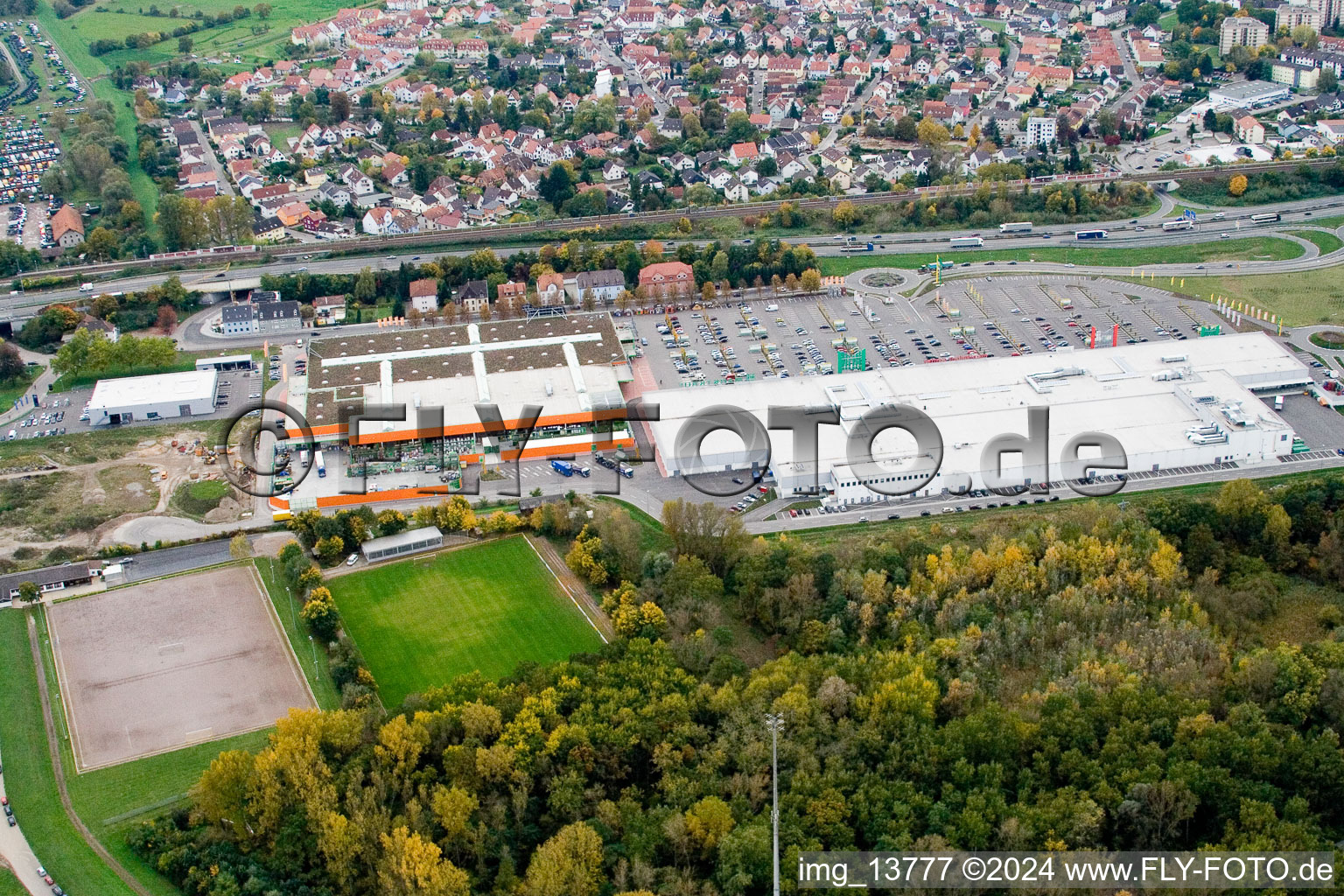 Vue aérienne de Maximilansau, Centre Maximilien à le quartier Maximiliansau in Wörth am Rhein dans le département Rhénanie-Palatinat, Allemagne