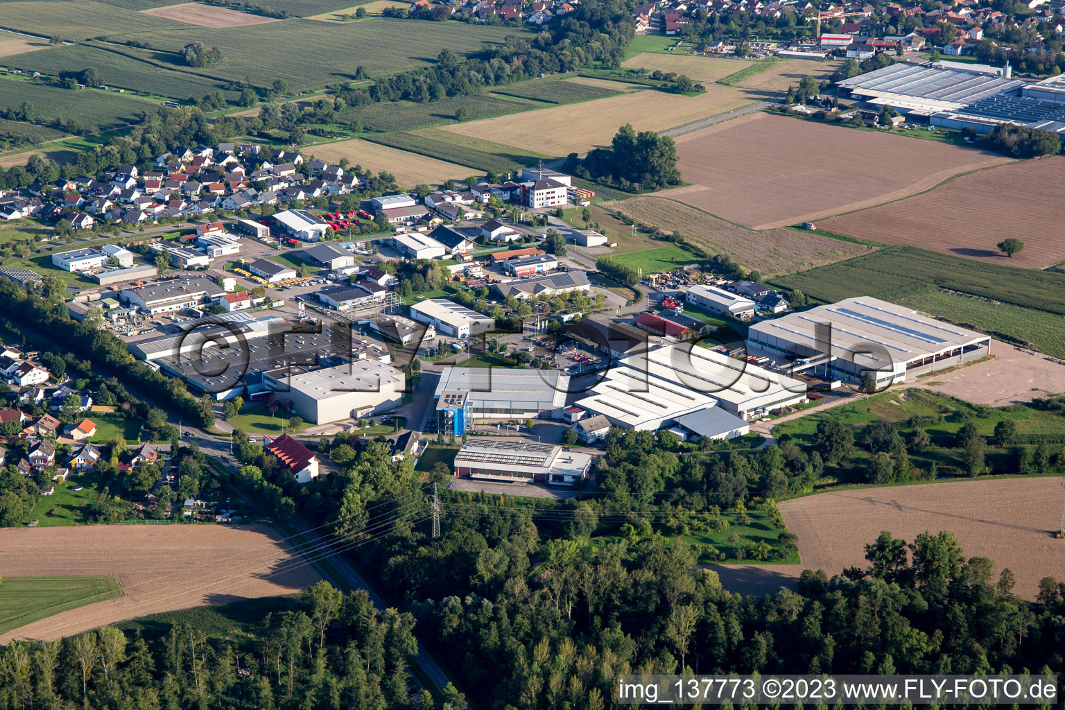 Vue aérienne de Zone industrielle avec commerce du fer et de l'acier Straub GmbH à Lichtenau dans le département Bade-Wurtemberg, Allemagne