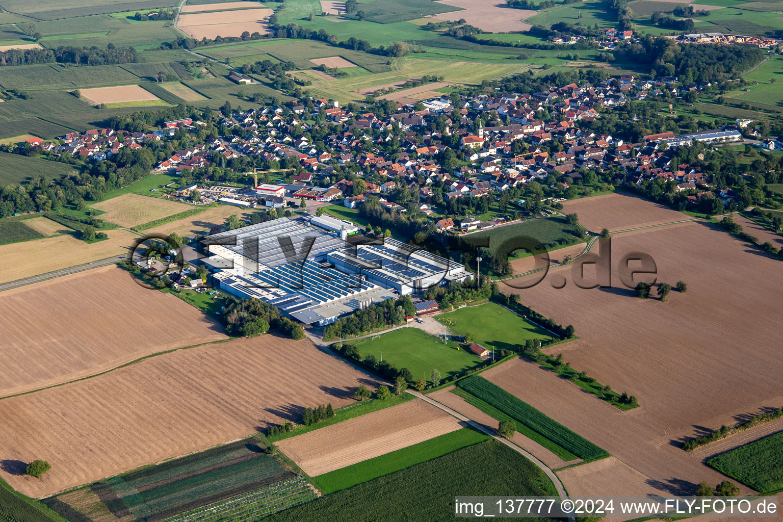 Vue aérienne de Siereg et SV Scherzheim à le quartier Scherzheim in Lichtenau dans le département Bade-Wurtemberg, Allemagne