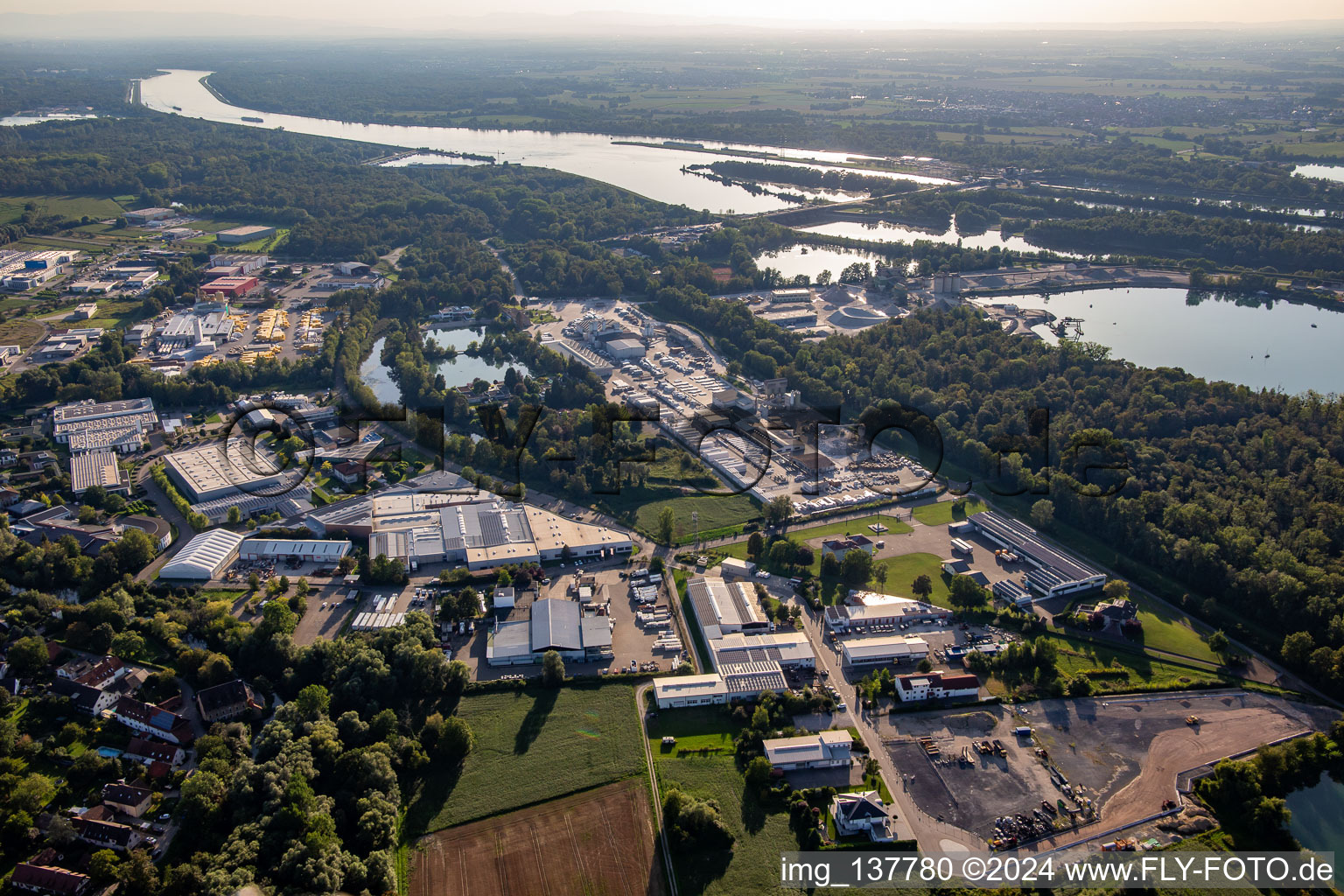 Vue aérienne de Zone industrielle du Salmenkopf à le quartier Freistett in Rheinau dans le département Bade-Wurtemberg, Allemagne