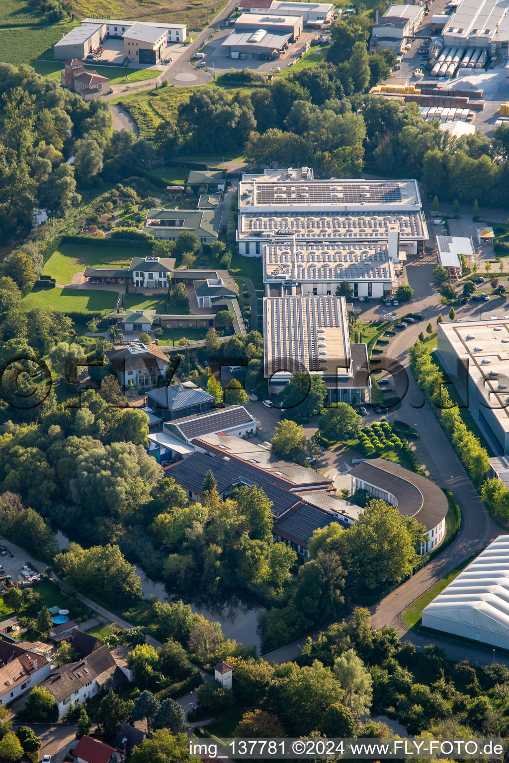 Vue aérienne de Groupe Zimmer Im Salmenkopf à le quartier Freistett in Rheinau dans le département Bade-Wurtemberg, Allemagne