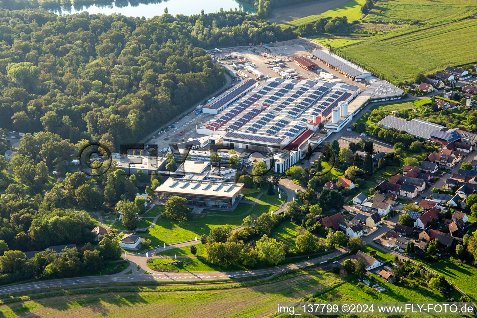 Vue aérienne de Forum de construction World of Living et WeberHaus GmbH & Co. KG Rheinau-Linx à le quartier Linx in Rheinau dans le département Bade-Wurtemberg, Allemagne