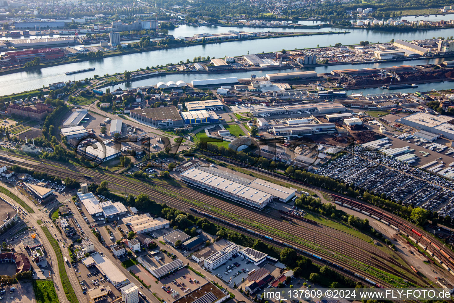 Vue aérienne de Gare de fret et port rhénan du sud-est à Kehl dans le département Bade-Wurtemberg, Allemagne