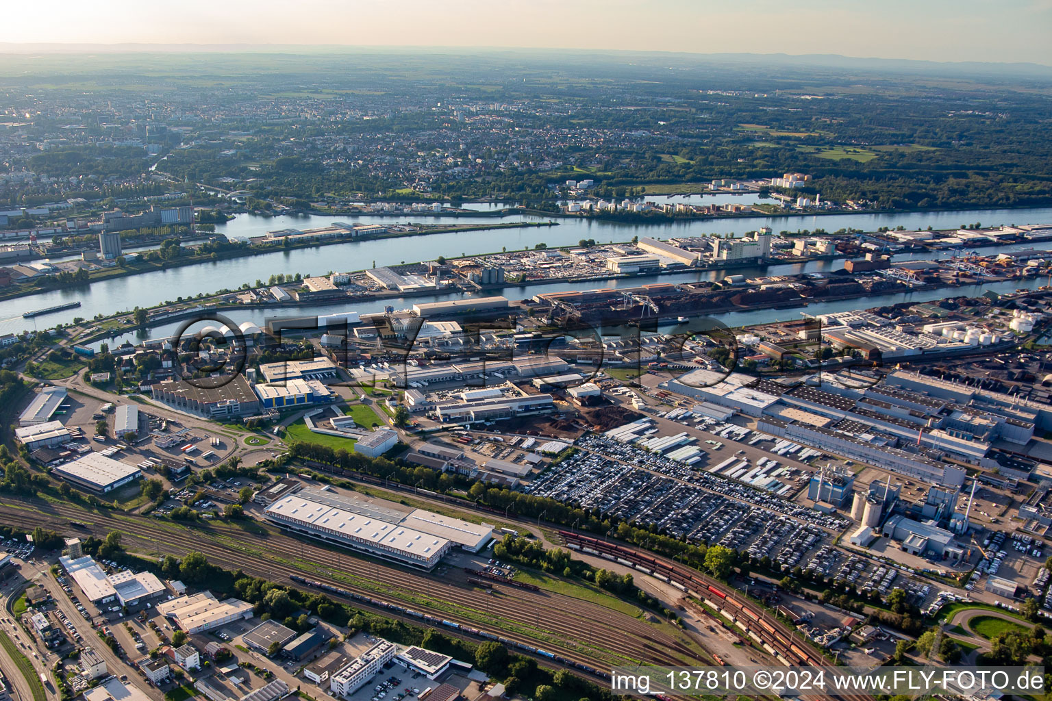 Vue aérienne de Gare de fret et port rhénan du sud-est à Kehl dans le département Bade-Wurtemberg, Allemagne