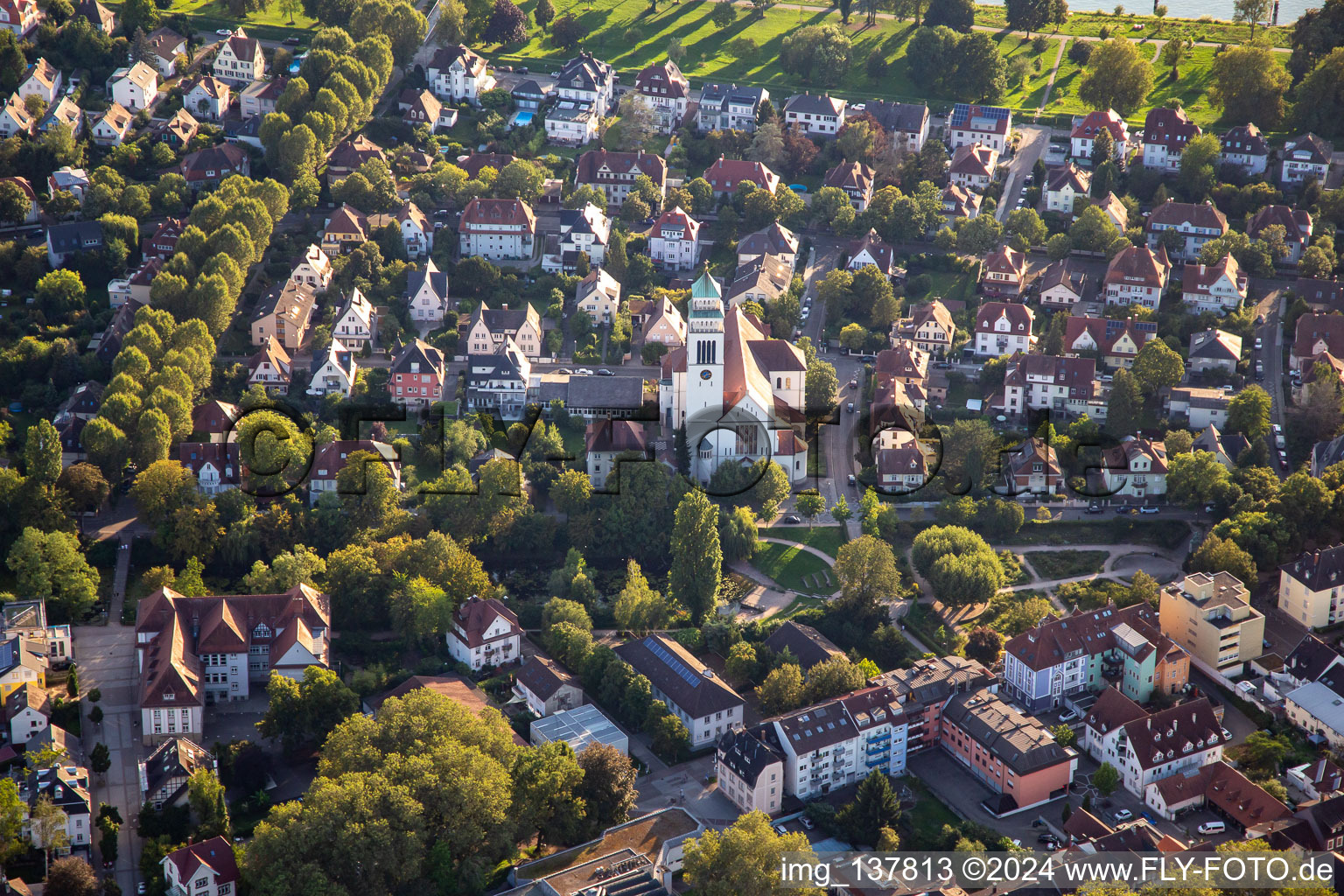 Vue aérienne de Église Saint-Jean Népomucène à Kehl dans le département Bade-Wurtemberg, Allemagne