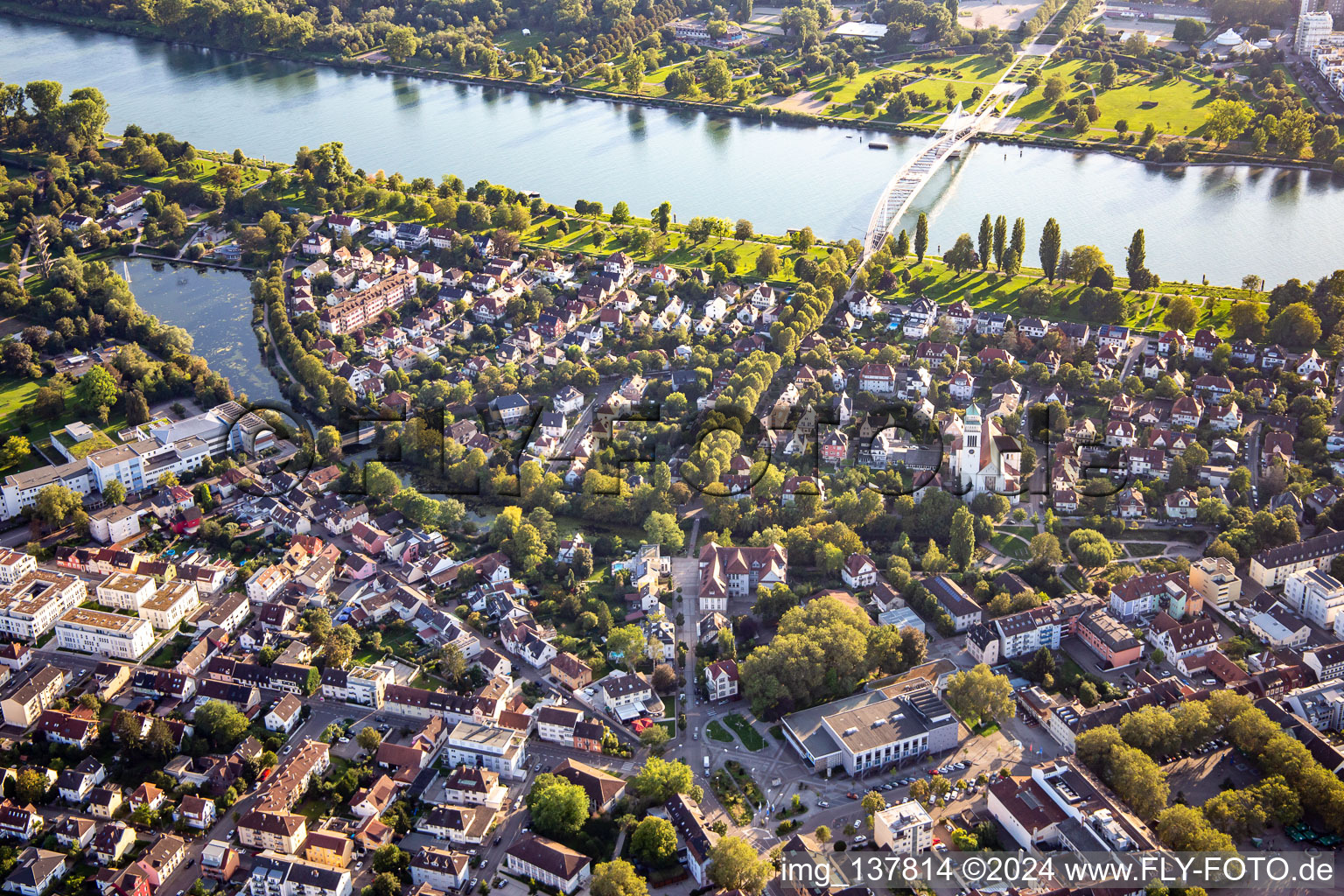 Vue aérienne de Promenade sur le Rhin et parc d'exposition de jardins à Kehl dans le département Bade-Wurtemberg, Allemagne