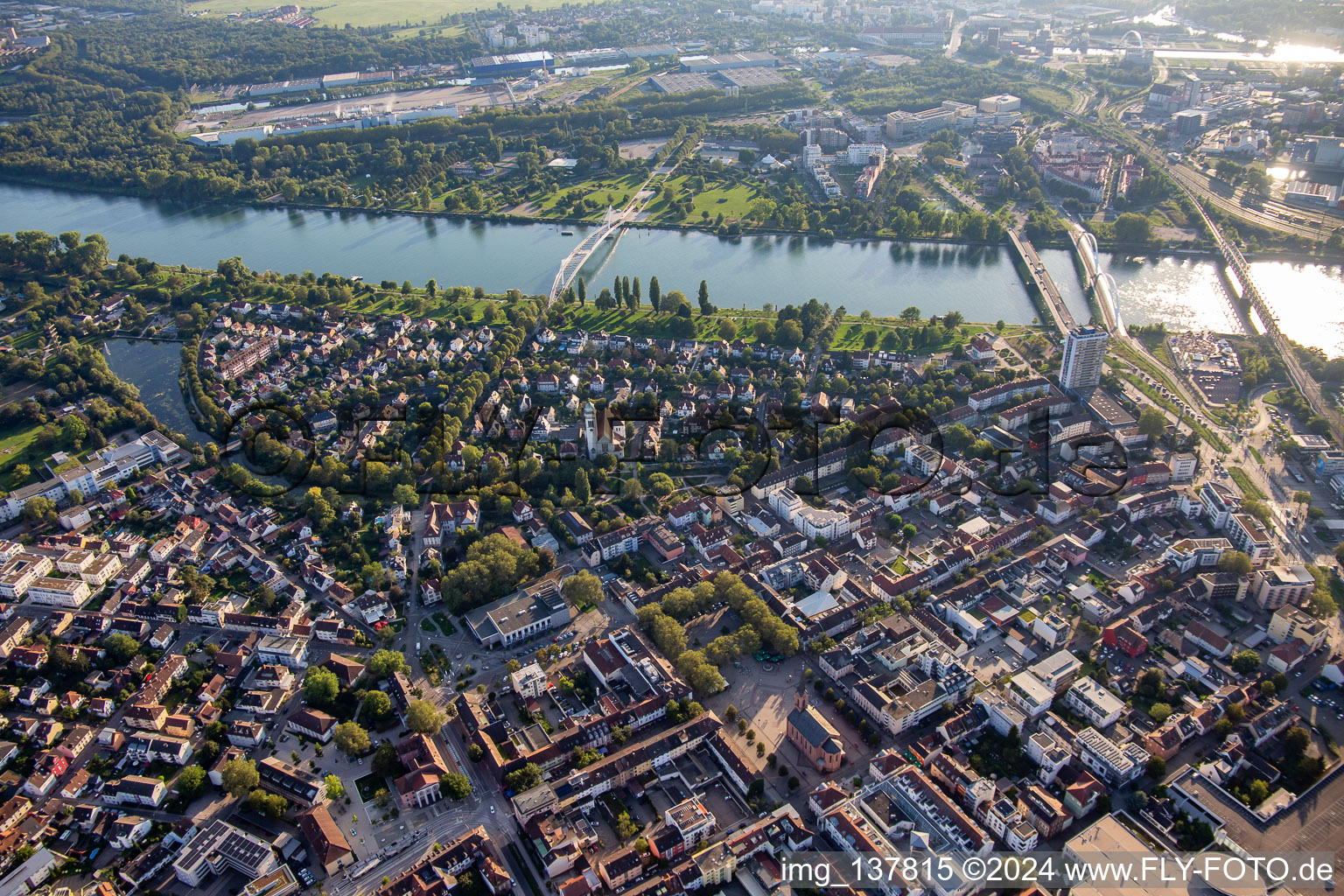 Vue aérienne de Promenade sur le Rhin et parc d'exposition de jardins à Kehl dans le département Bade-Wurtemberg, Allemagne