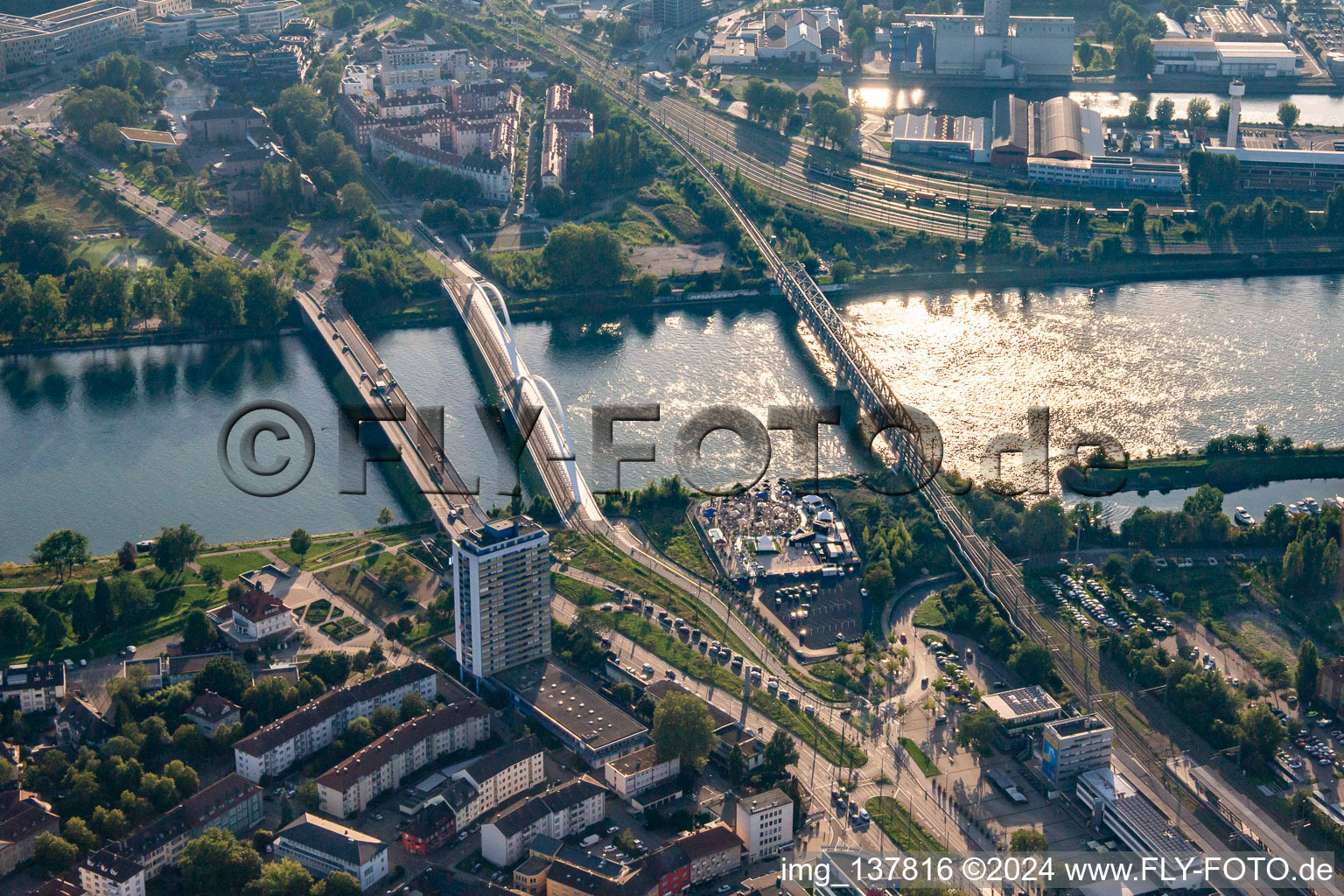 Vue aérienne de Pont de l'Europe, pont Beatus Rhenanus et pont ferroviaire sur le Rhin jusqu'à Strasbourg à Kehl dans le département Bade-Wurtemberg, Allemagne