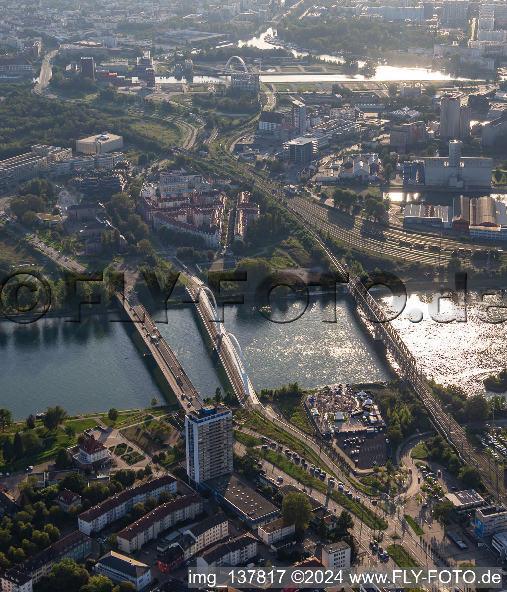 Vue aérienne de Pont de l'Europe, pont Beatus Rhenanus et pont ferroviaire sur le Rhin jusqu'à Strasbourg à Kehl dans le département Bade-Wurtemberg, Allemagne