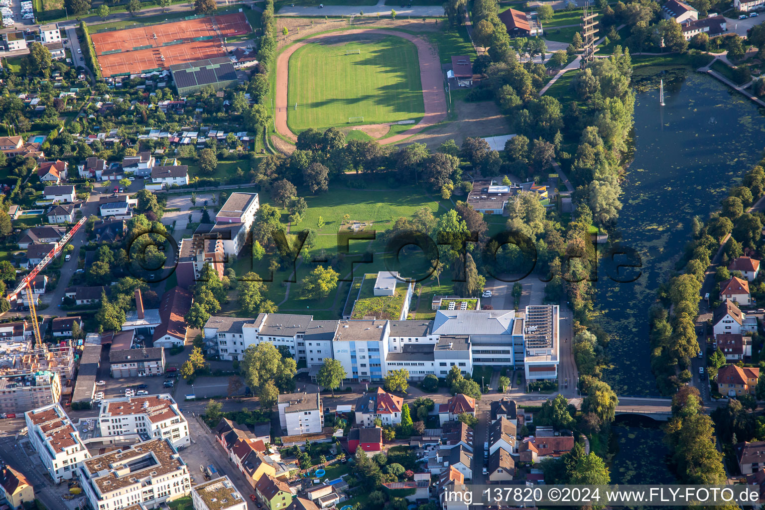 Vue aérienne de Ortenau Klinikum Offenburg-Kehl et Kehler Football Club 07 eV à Kehl dans le département Bade-Wurtemberg, Allemagne