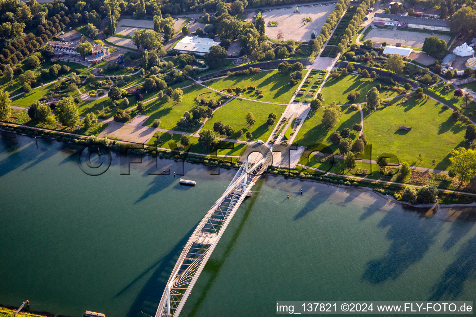 Vue aérienne de Pont des Deux Rives du Jardin des Deux Rives sur le Rhin à Kehl à le quartier Rheinhafen in Straßburg dans le département Bas Rhin, France