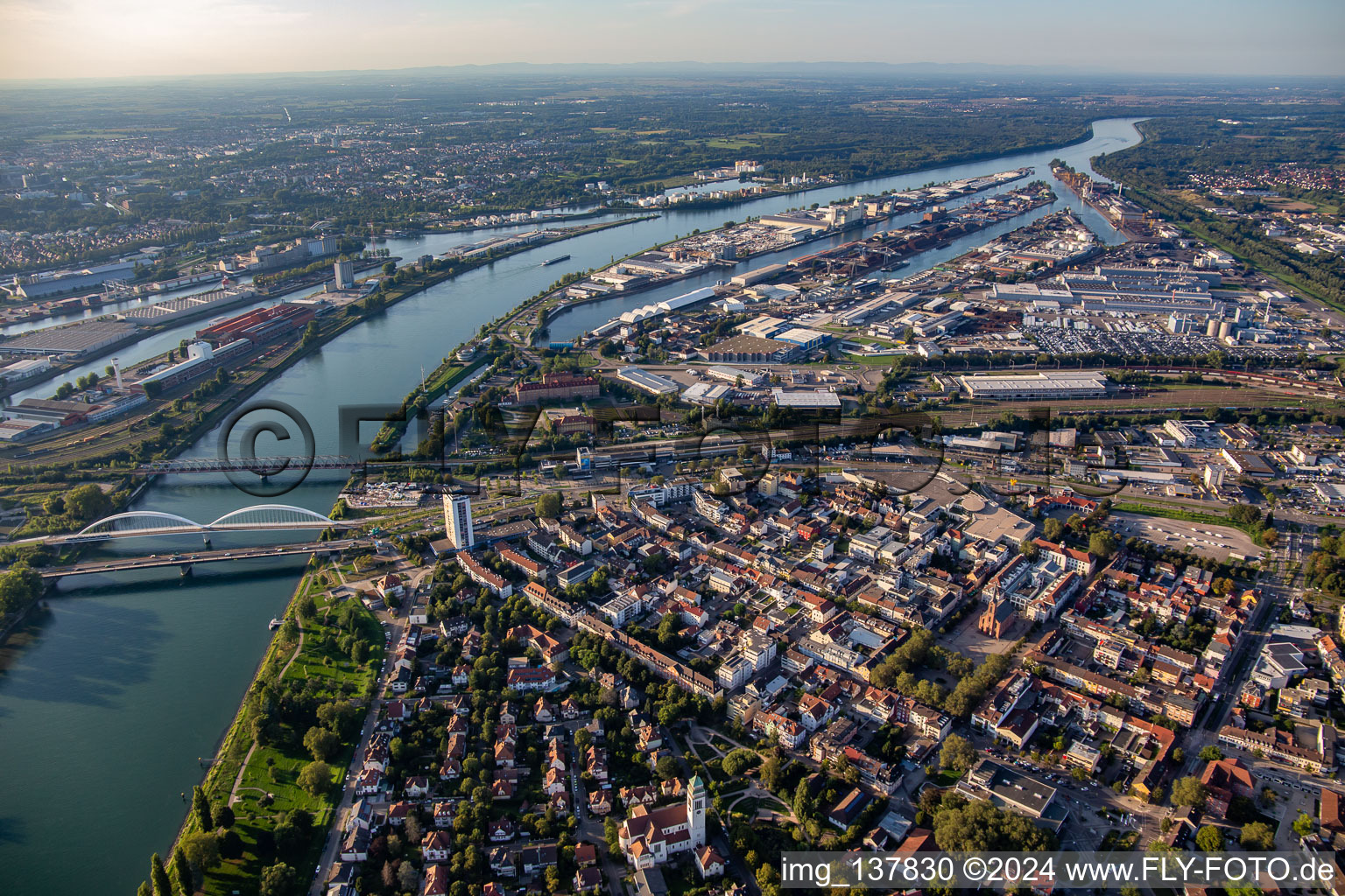 Vue aérienne de Port du Rhin et B28 depuis le sud à Kehl dans le département Bade-Wurtemberg, Allemagne