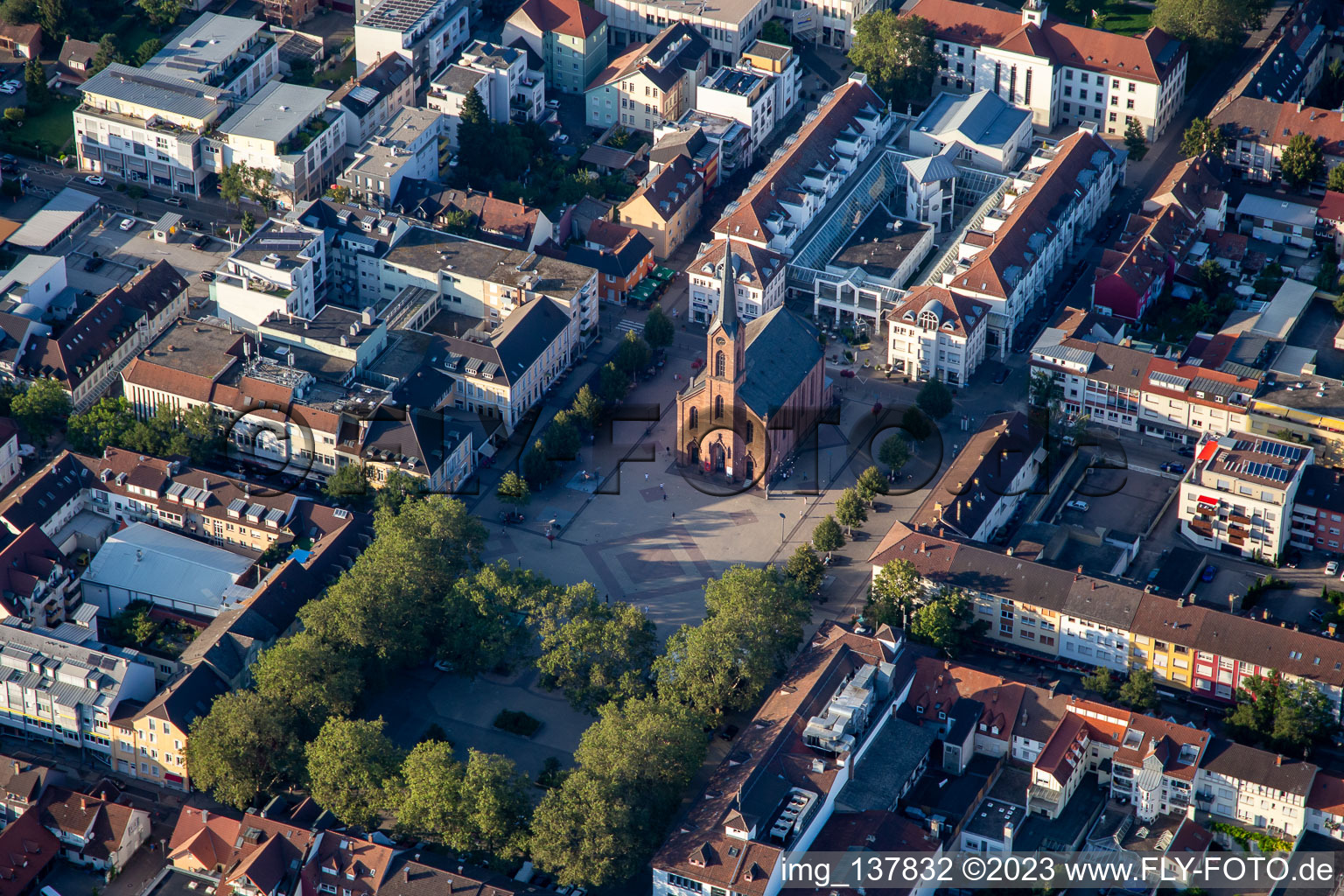 Vue aérienne de Église de la Paix sur la place du marché à Kehl dans le département Bade-Wurtemberg, Allemagne