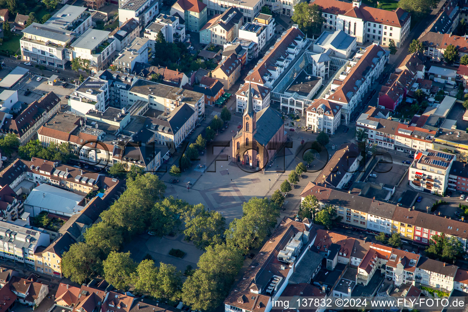 Vue aérienne de Église de la Paix sur la place du marché à Kehl dans le département Bade-Wurtemberg, Allemagne