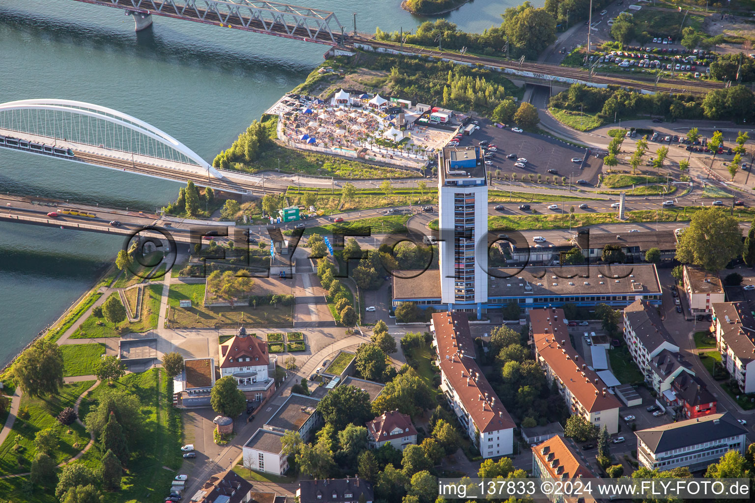 Vue aérienne de Immeuble de grande hauteur et Villa Schmidt au bord du Rhin / Honsellstr à Kehl dans le département Bade-Wurtemberg, Allemagne