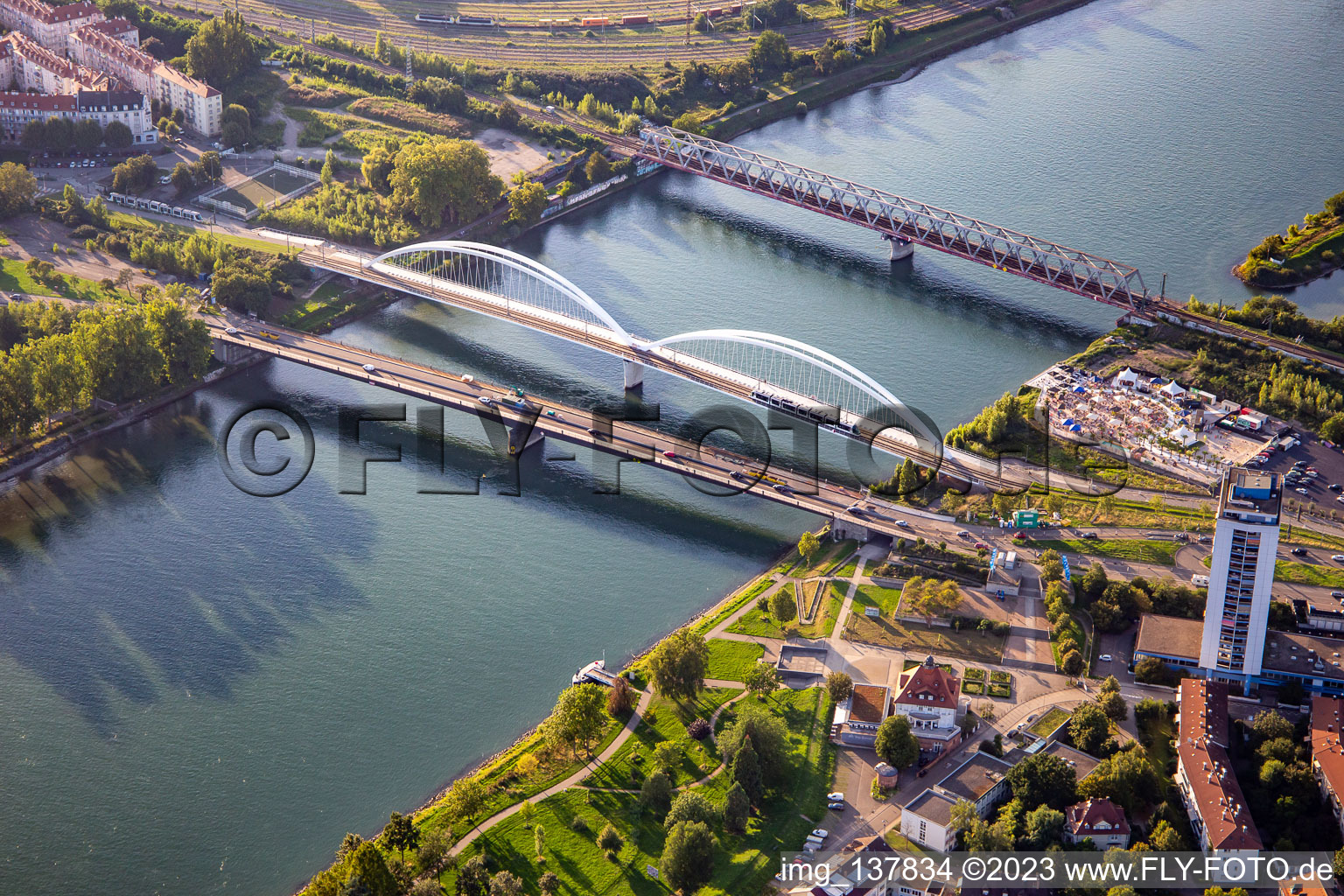 Vue aérienne de Pont européen B28, pont Beatus Rhenanus et pont ferroviaire sur le Rhin jusqu'à Strasbourg à Kehl dans le département Bade-Wurtemberg, Allemagne