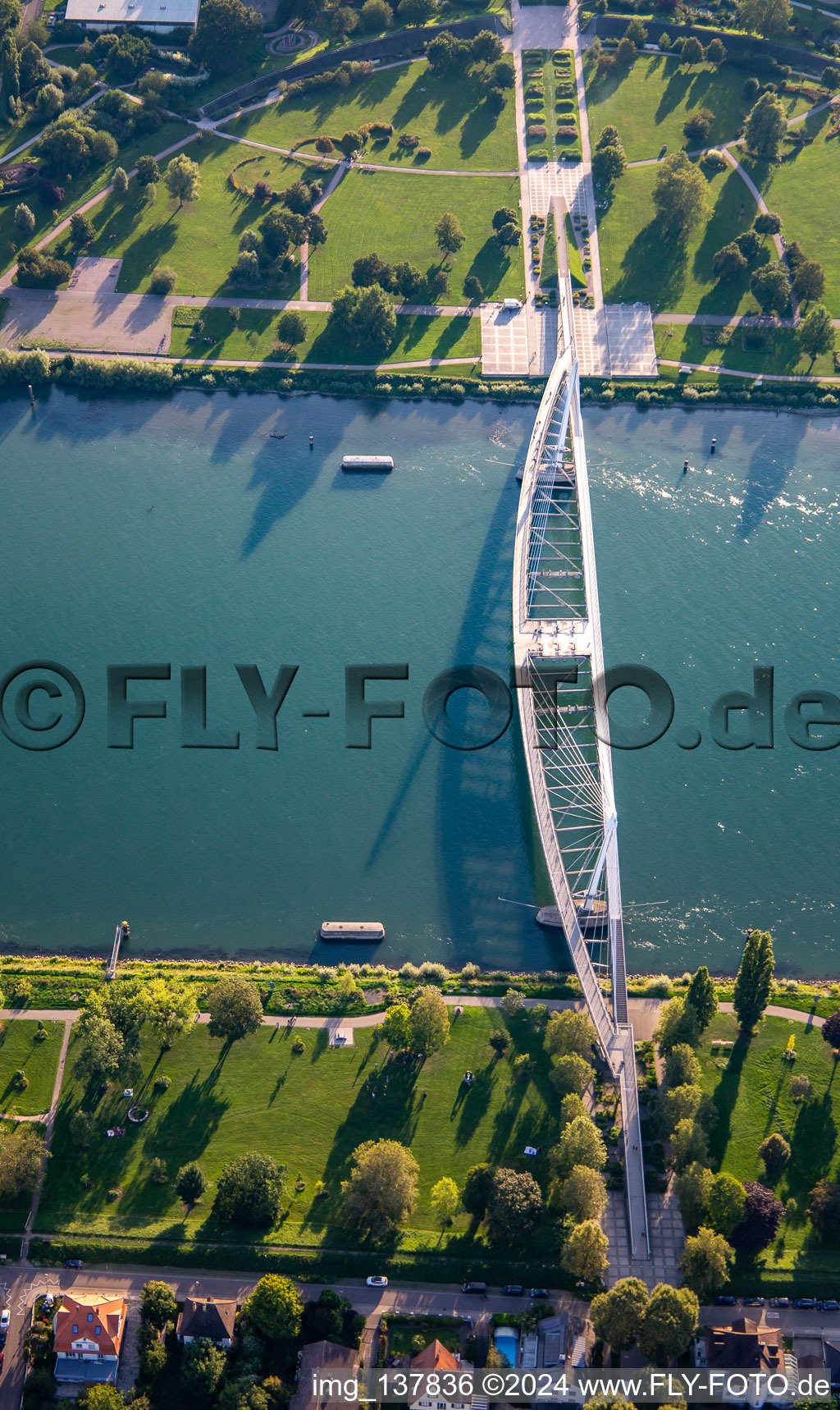 Vue aérienne de Pont des Deux Rives au Jardin des Deux Rives sur le Rhin à Strasbourg à Kehl dans le département Bade-Wurtemberg, Allemagne