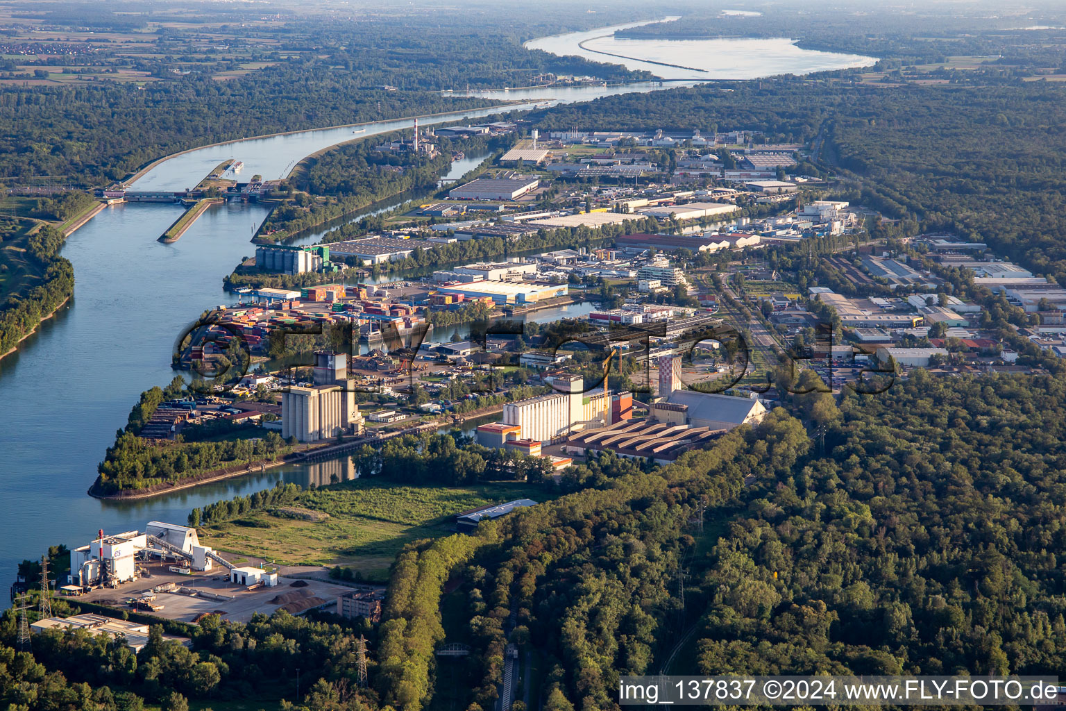 Vue aérienne de Ports rhénans de Strasbourg avec Sermix sur le Bassin Auguste Detoeuf à le quartier Port du Rhin Sud in Straßburg dans le département Bas Rhin, France