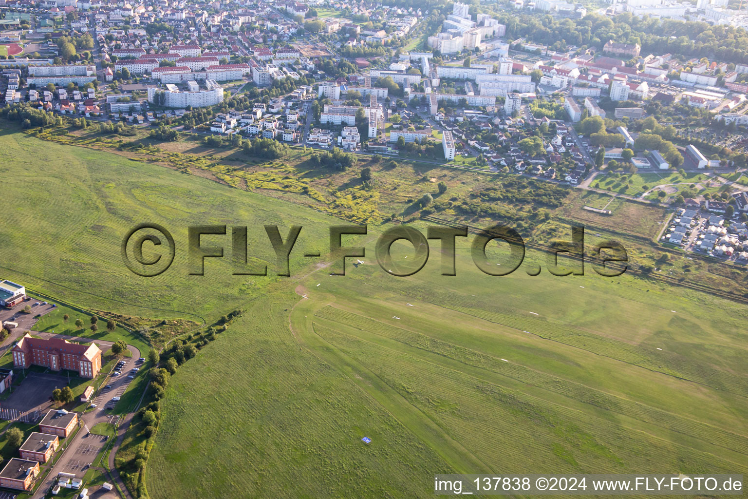 Vue aérienne de Polygones de l'Aérodrome de Strasbourg à le quartier Port du Rhin Centre Ouest in Straßburg dans le département Bas Rhin, France