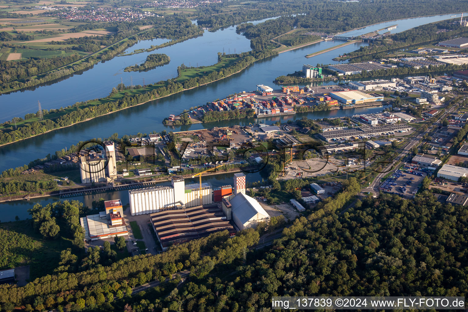 Vue aérienne de Ports rhénans de Strasbourg avec COMPTOIR AGRICOLE STRASBOURG - SILOSTRA et Sermix au Bassin Auguste Detoeuf à le quartier Port du Rhin Sud in Straßburg dans le département Bas Rhin, France