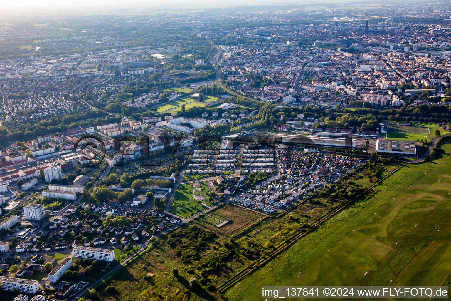 Vue aérienne de École Maternelle Ariane Icare École Maternelle Ariane Icare à le quartier Polygone Est in Straßburg dans le département Bas Rhin, France