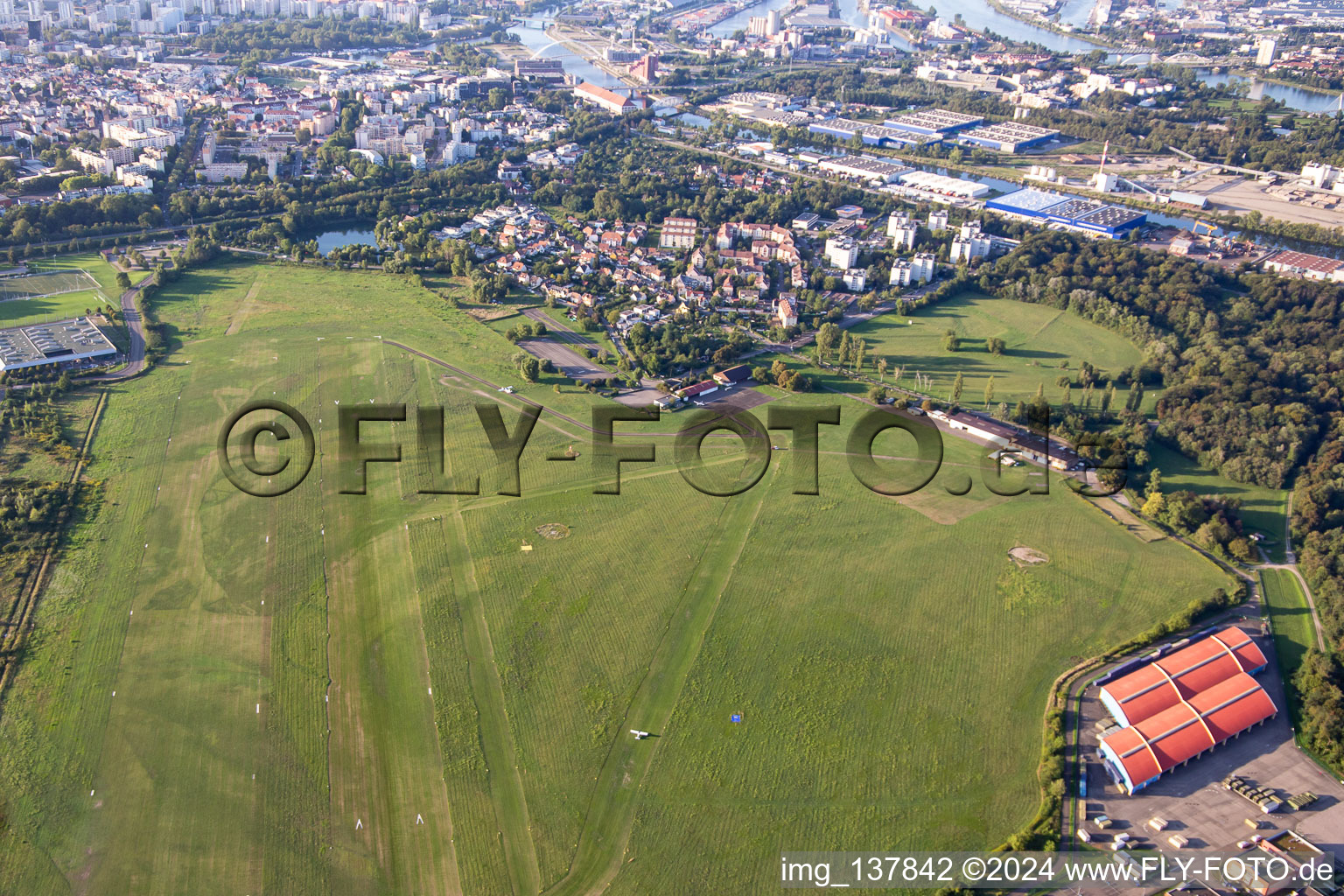 Vue aérienne de Polygones de l'Aérodrome de Strasbourg à le quartier Port du Rhin Centre Ouest in Straßburg dans le département Bas Rhin, France