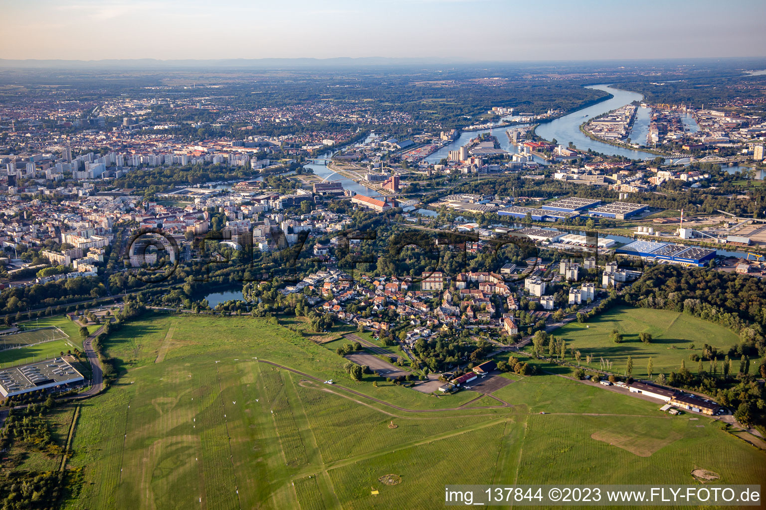 Vue aérienne de Rue Ampère à Neudorf depuis le sud à le quartier Port du Rhin Centre Ouest in Straßburg dans le département Bas Rhin, France