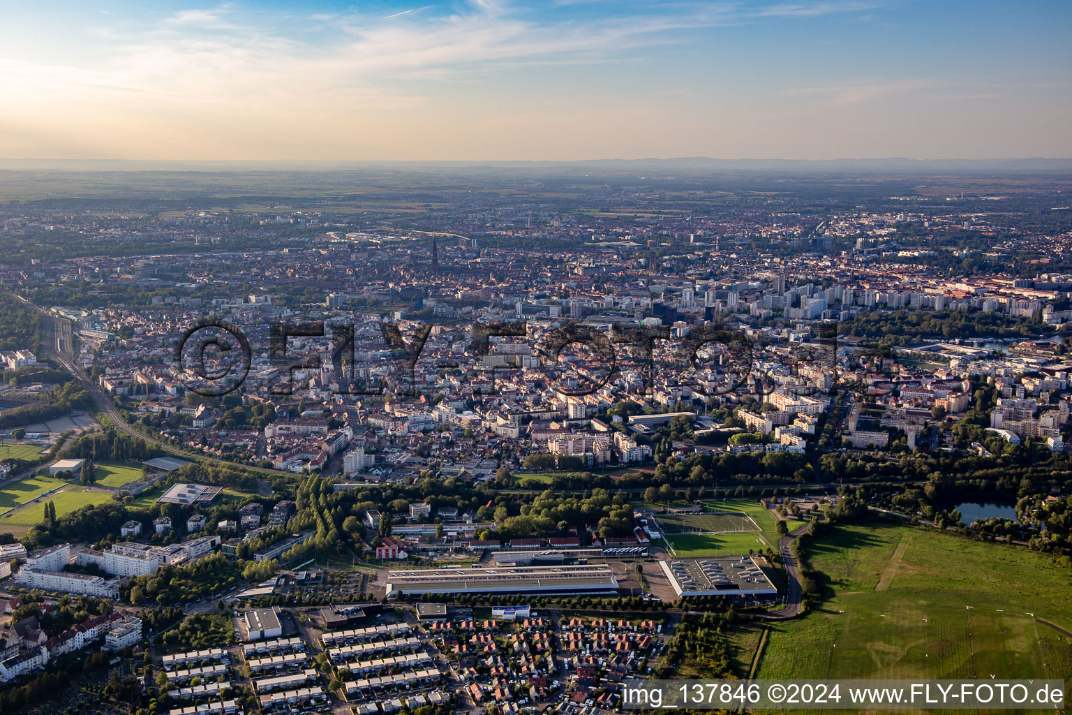 Vue aérienne de Neudorf du sud à le quartier Neudorf Sud Centre Est in Straßburg dans le département Bas Rhin, France