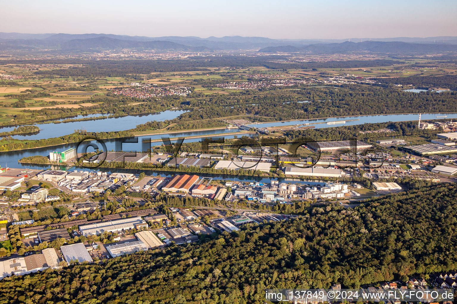 Vue aérienne de Ports rhénans de Strasbourg avec STEF Strasbourg, BAYONNE A, RHENUS LOGISTICS et Kloeckner Metals à le quartier Port du Rhin Sud in Straßburg dans le département Bas Rhin, France