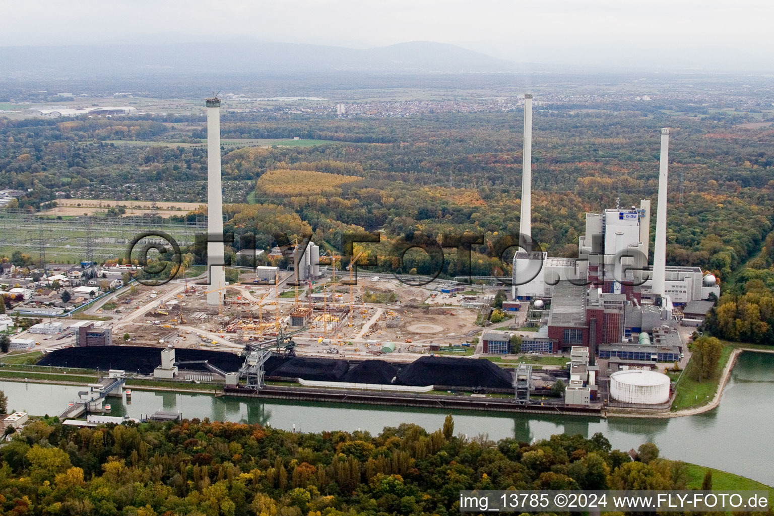 Vue oblique de EnBW construit une nouvelle centrale au charbon sur Rheinhafen à le quartier Rheinhafen in Karlsruhe dans le département Bade-Wurtemberg, Allemagne