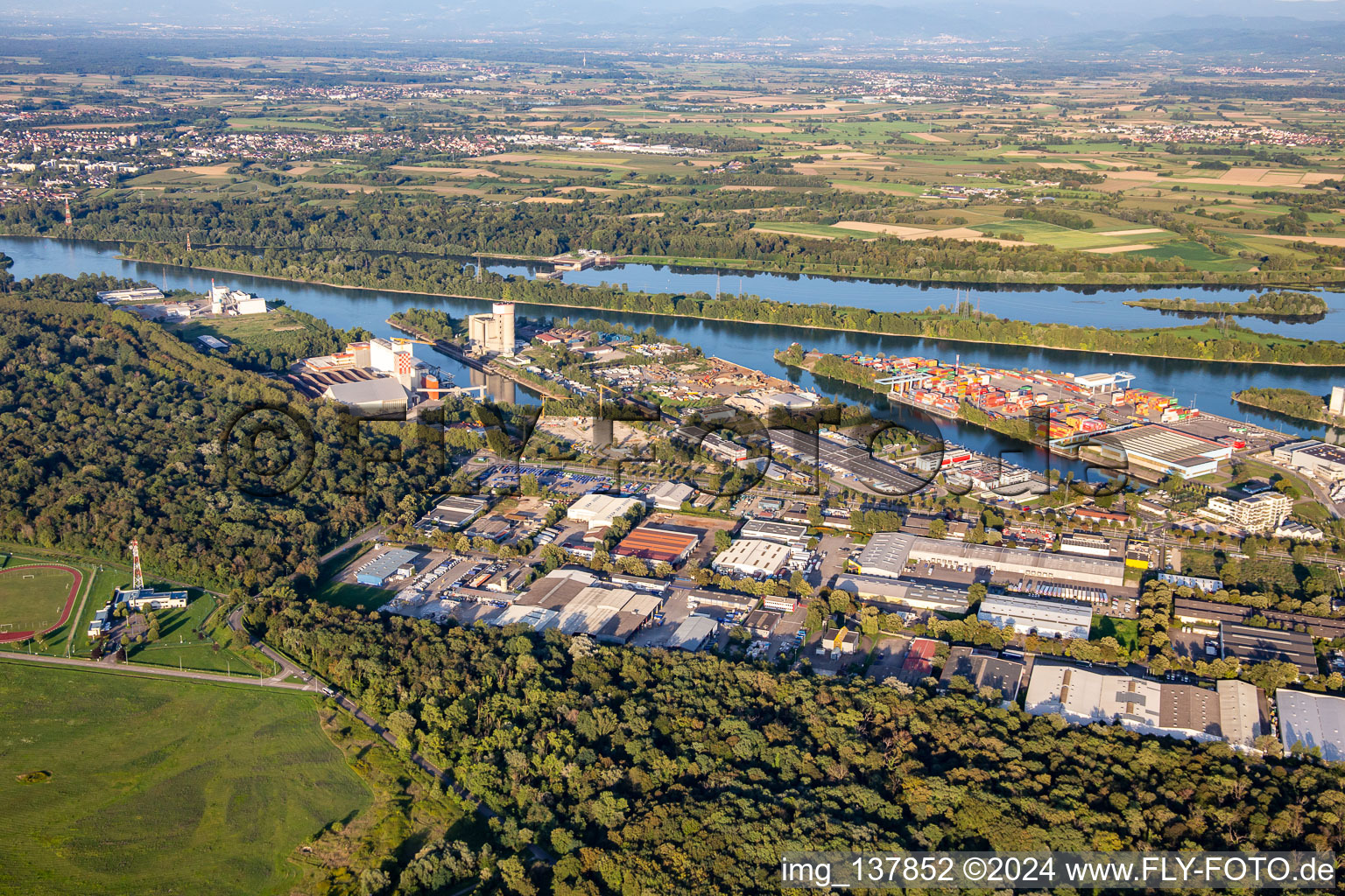 Vue aérienne de Ports rhénans de Strasbourg Port Indépendant de Strasbourg Terminaux Rhin Europe (siège social) avec GEODIS | Distribution & Express à le quartier Port du Rhin Sud in Straßburg dans le département Bas Rhin, France