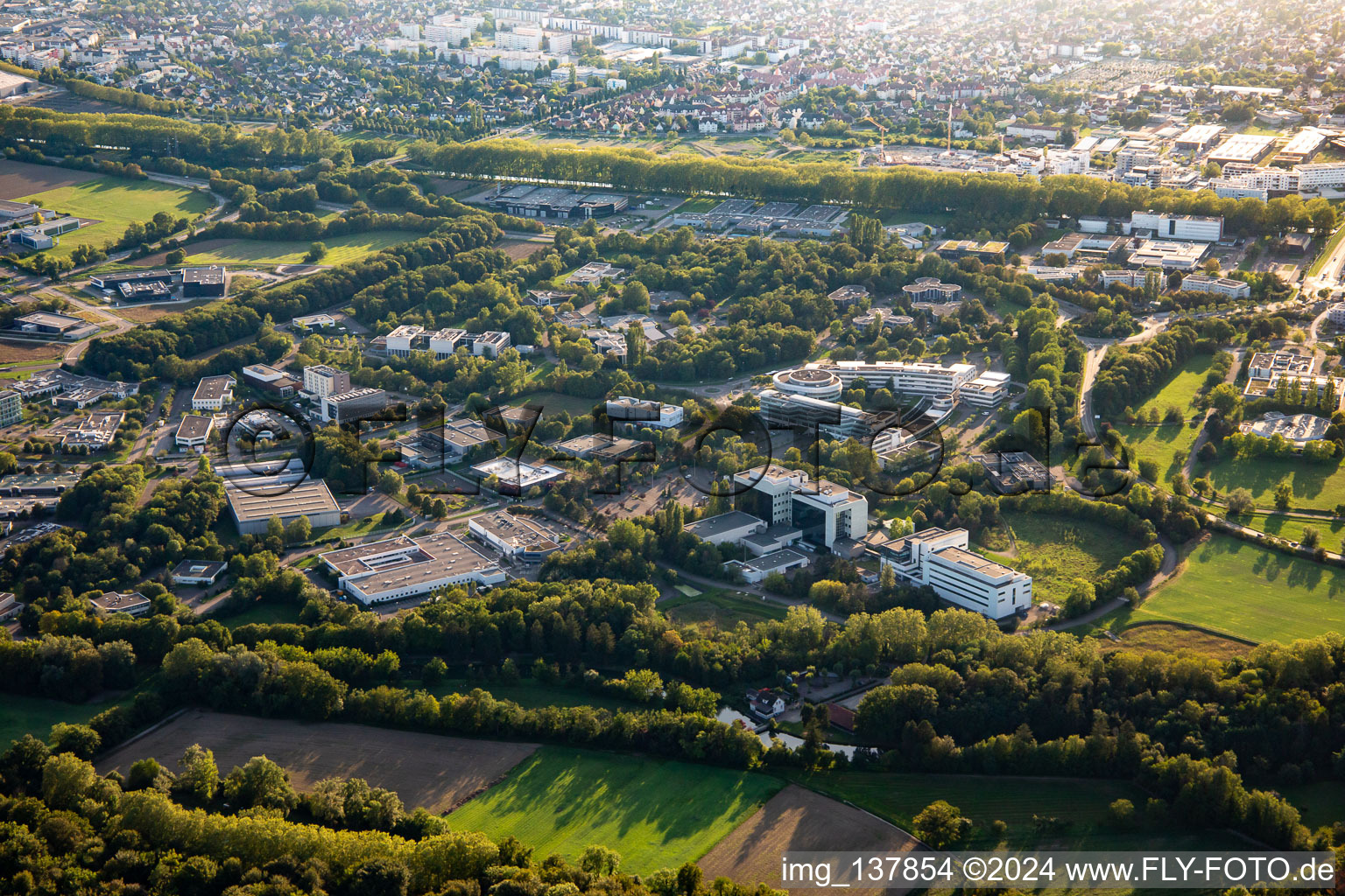 Vue aérienne de Zone commerciale Le Parc d'innovation Strasbourg avec l'Institut Clinique De La Souris, IGBMC - Institut de génétique et de biologie moléculaire et cellulaireaire, Transgene SA et Thermo Fisher Scientific à Illkirch-Graffenstaden dans le département Bas Rhin, France