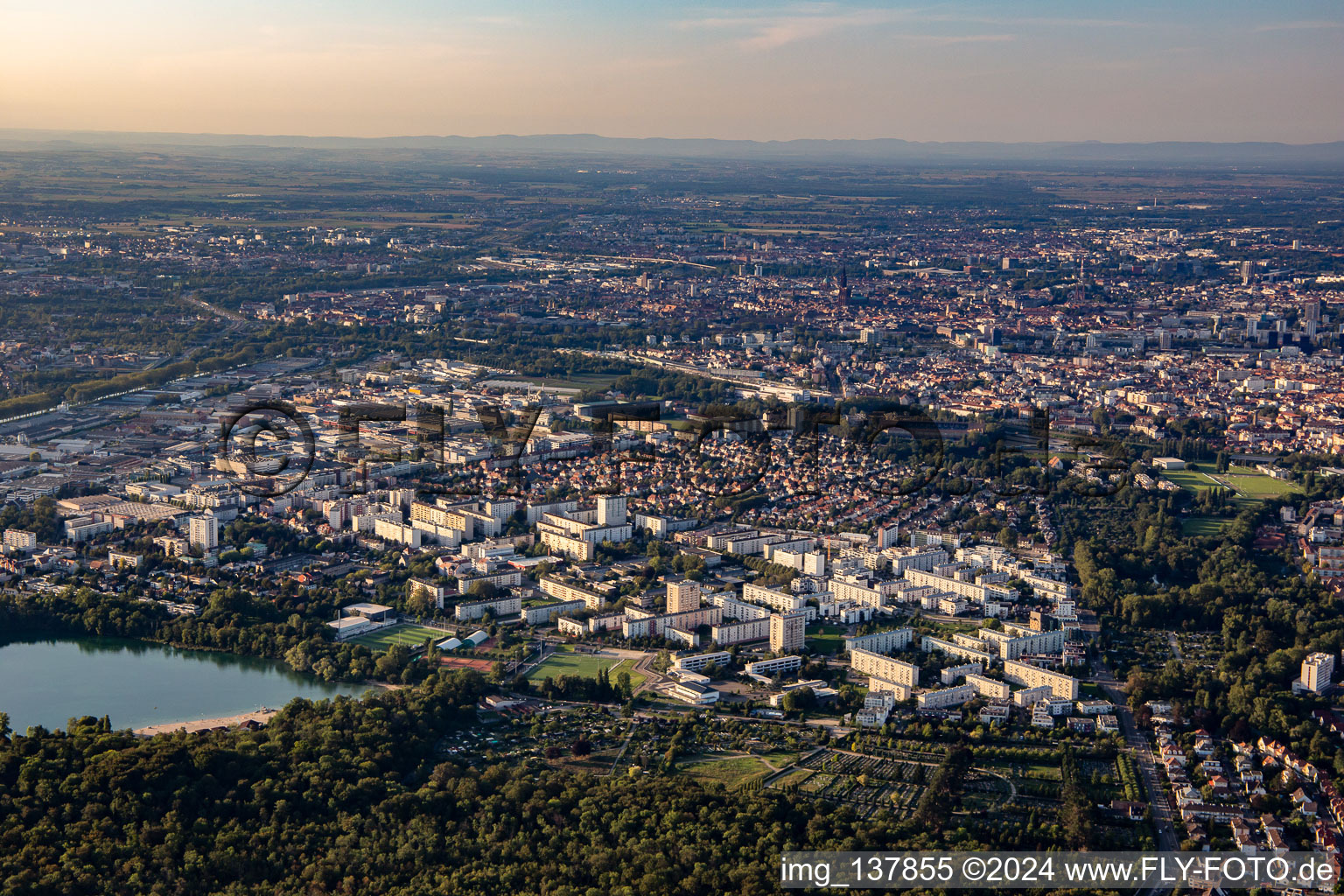 Vue aérienne de CANDIÈRE EST et Cimetière Sud à le quartier Canardière in Straßburg dans le département Bas Rhin, France