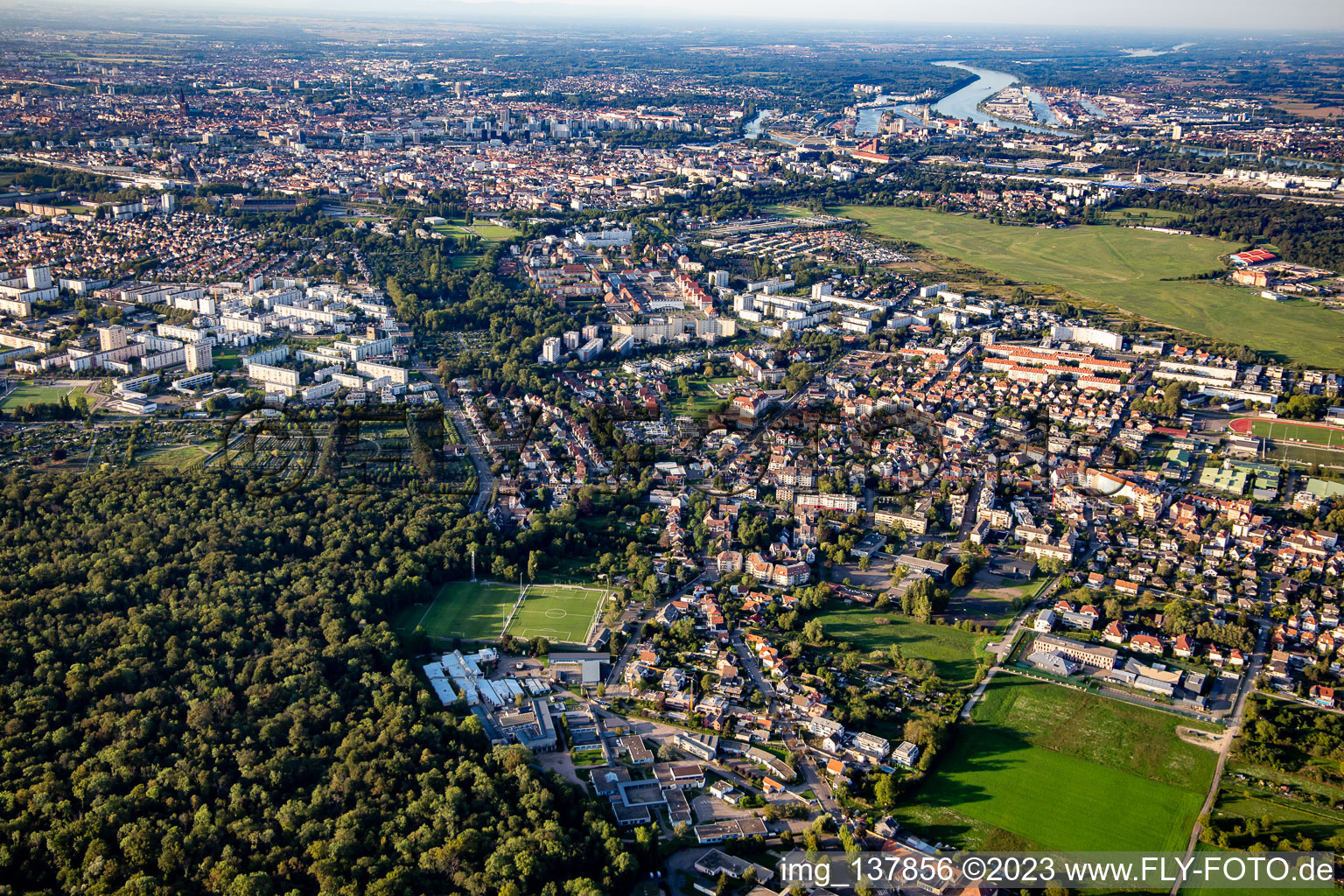 Vue aérienne de FC Stockfeld-Colombes à le quartier Stockfeld Ouest in Straßburg dans le département Bas Rhin, France