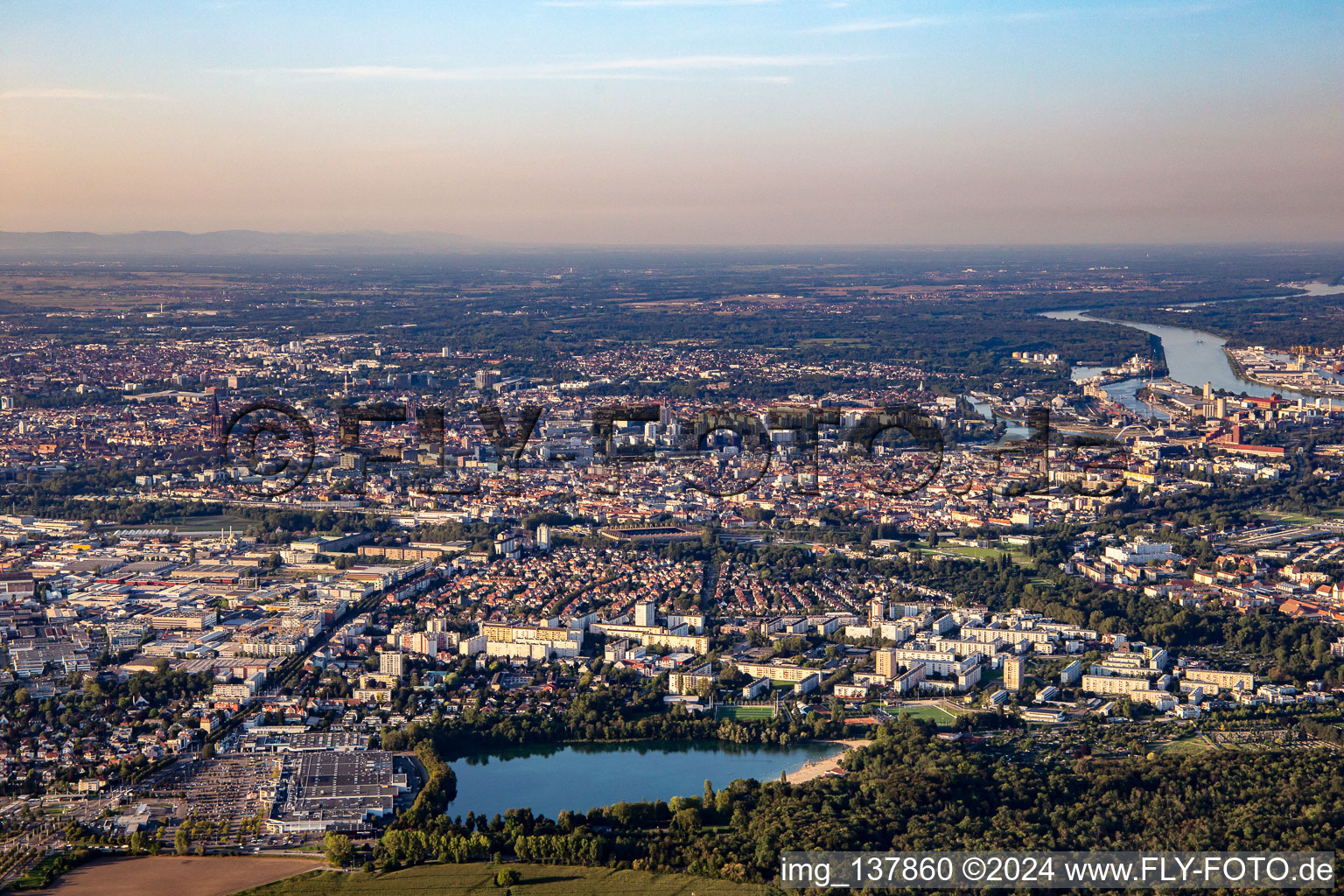 Vue aérienne de LE BAGGERSÉE à le quartier Canardière in Straßburg dans le département Bas Rhin, France