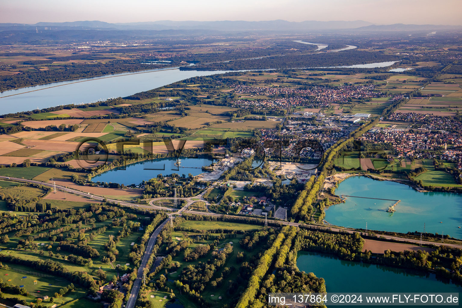 Vue aérienne de Étang Schaffner, lacs près d'Eschau et Canal du Rhône au Rhin à Illkirch-Graffenstaden dans le département Bas Rhin, France