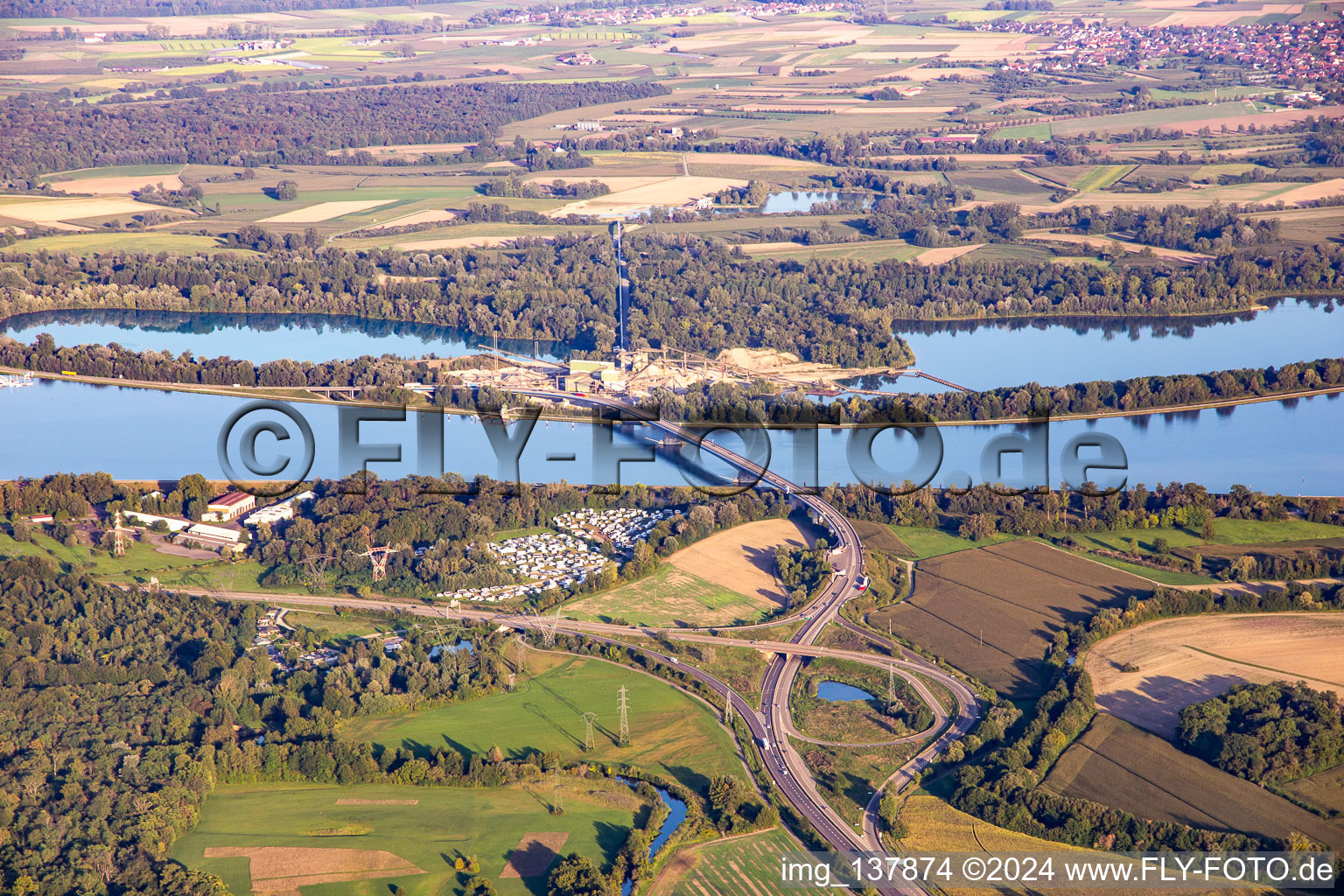 Vue aérienne de Pont Pflimlin Pont sur le Rhin jusqu'à la maison de retraite à Eschau dans le département Bas Rhin, France