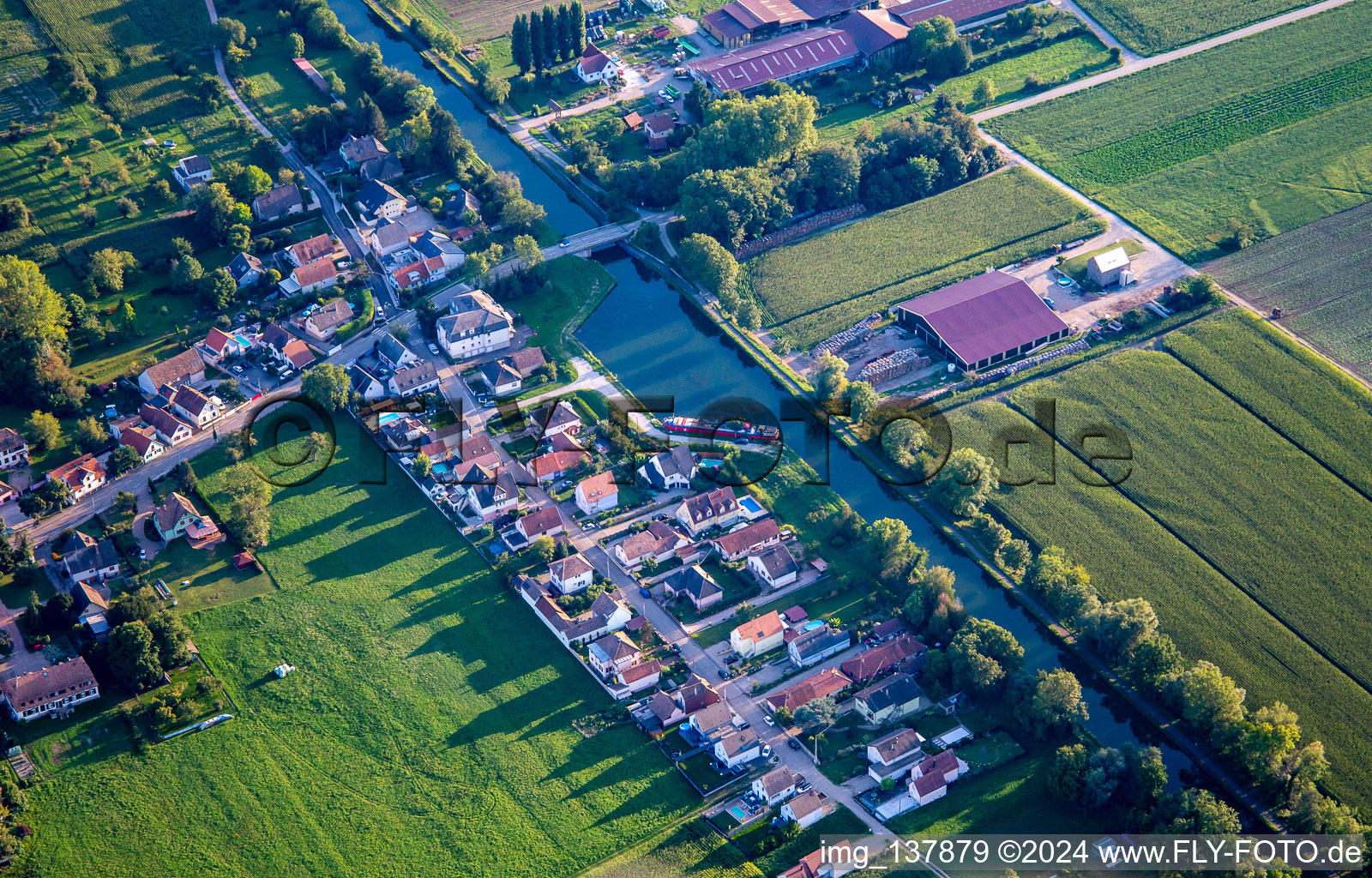 Vue aérienne de Rue du Canal sur le Canal du Rhône au Rhin à Plobsheim dans le département Bas Rhin, France