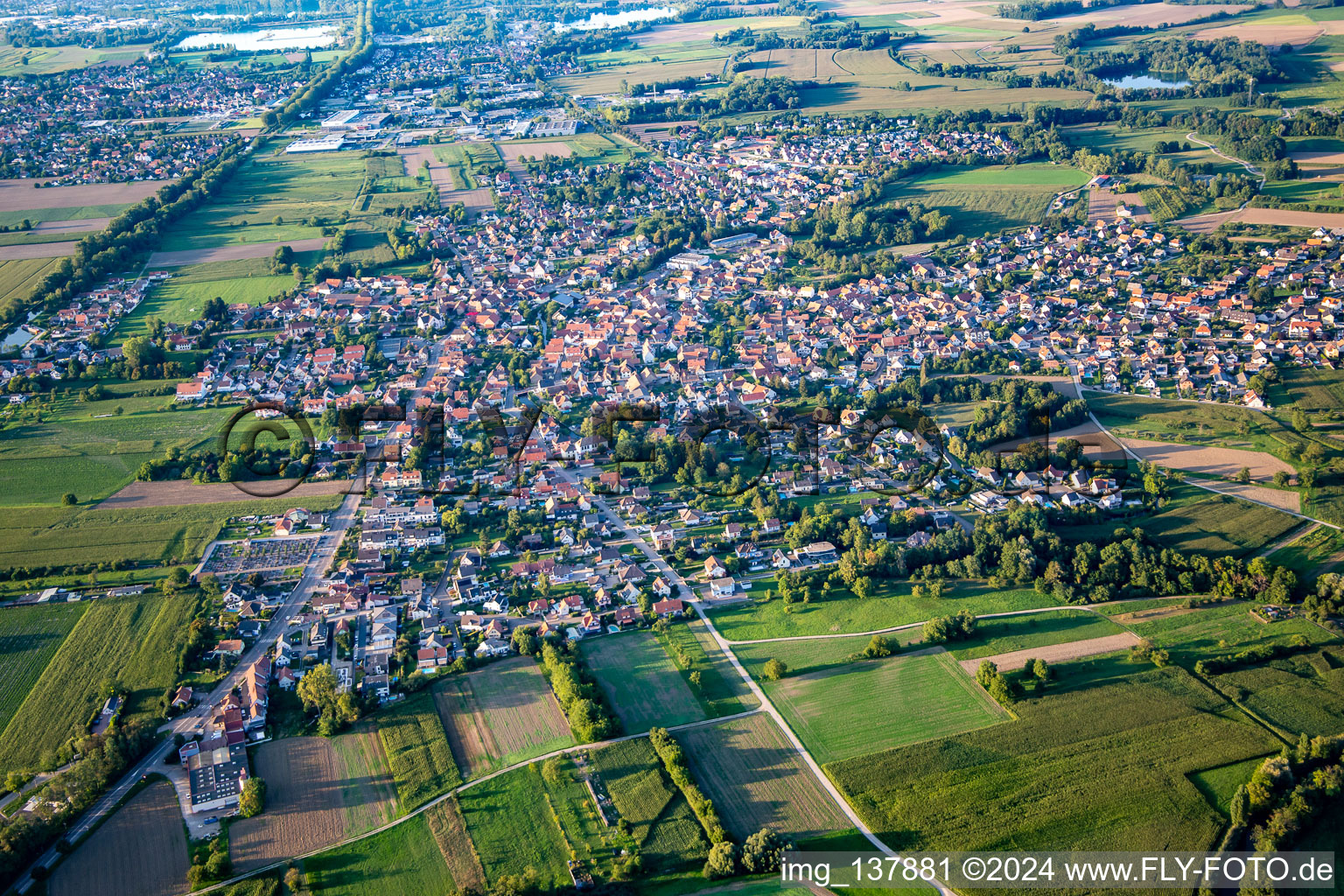 Vue aérienne de Du sud à Plobsheim dans le département Bas Rhin, France