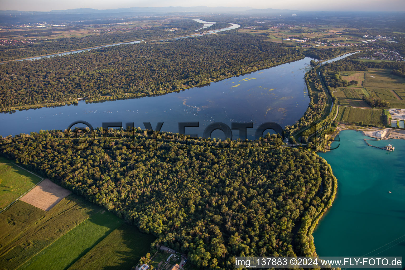 Vue aérienne de Plan d'Eau de Plobsheim et Canal de Décharge de l'Ill et Gravière de Nordhouse - CMNE à Erstein dans le département Bas Rhin, France